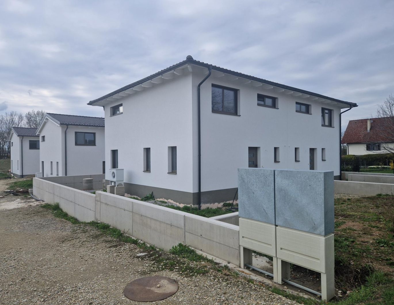 WOHNEN AN DEN DONAUAUEN UND AM WAGRAM: MODERN, MASSIV & HOCHWERTIG WOHNEN IN DER WEINREGION WAGRAM MIT BESTER INFRASTRUKTUR UND VERKEHRSANBINDUNG