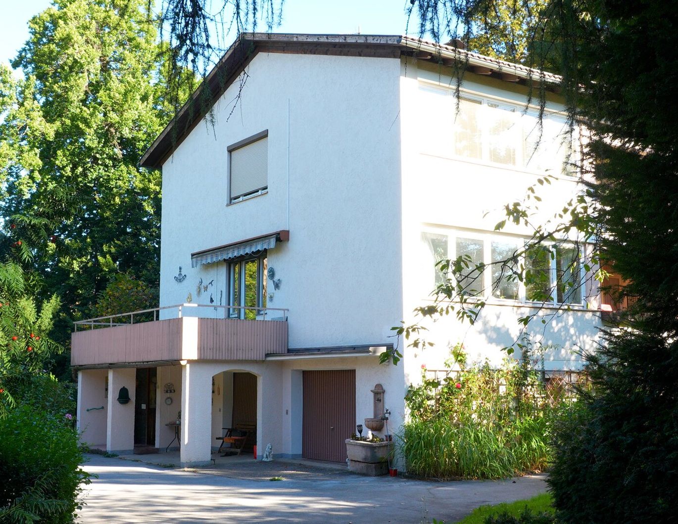 WOHNHAUS MIT GROSSZÜGIGER PARKLANDSCHAFT!