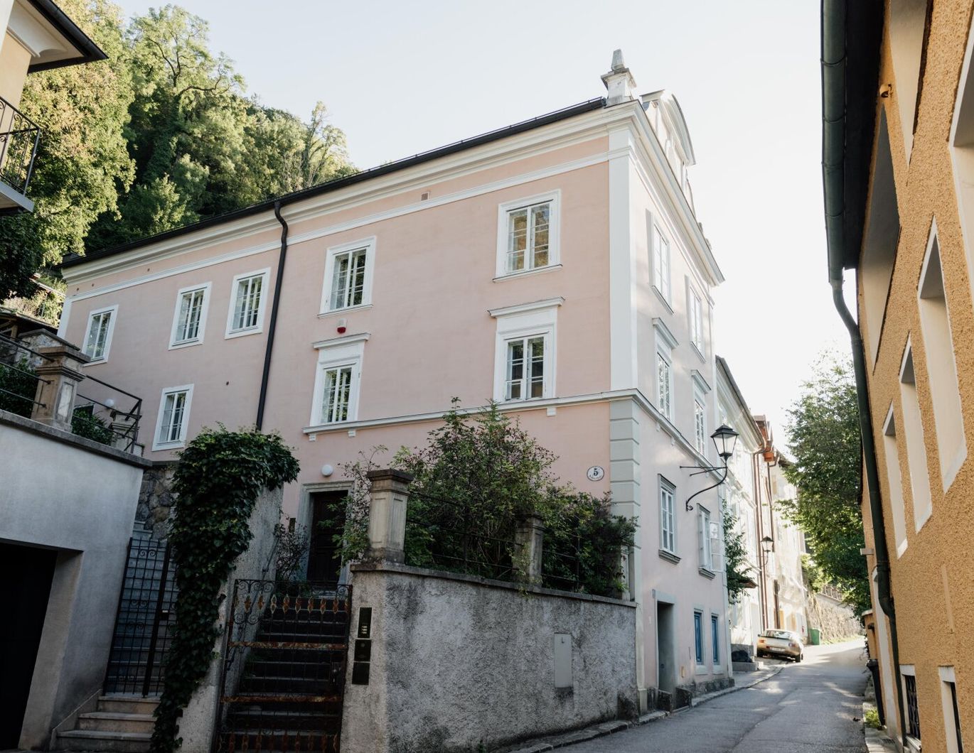 Extravagante Dachgeschoßwohnung am Fuße des Arenbergs