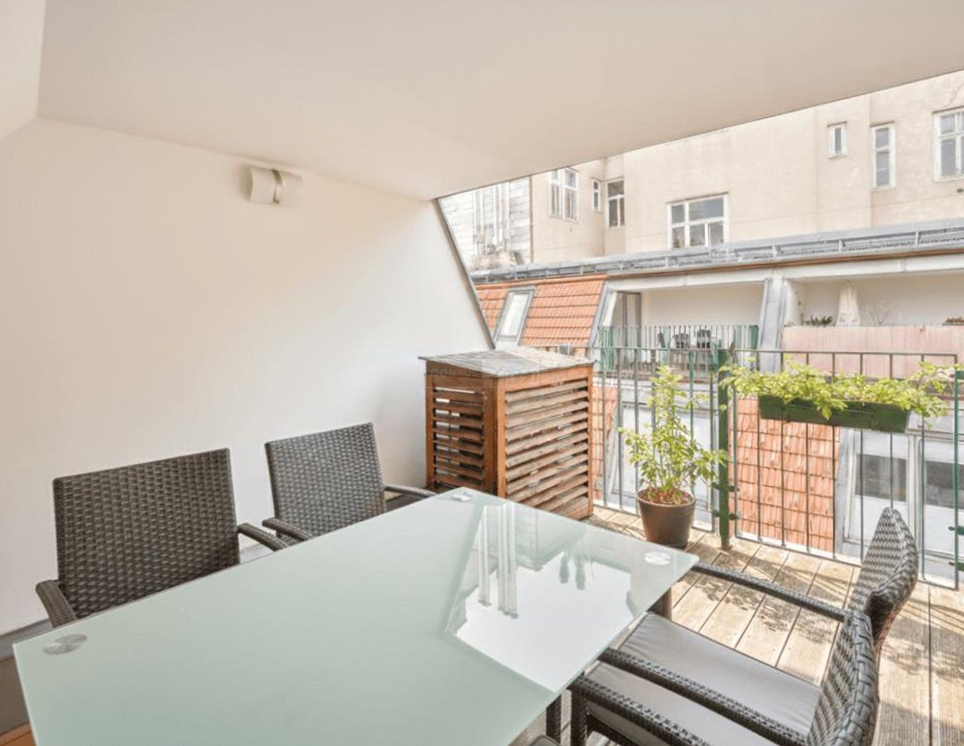 Geräumige 4-Zimmer-Altbau-Maisonette mit Terrasse nahe Mariahilfer Straße & Naschmarkt