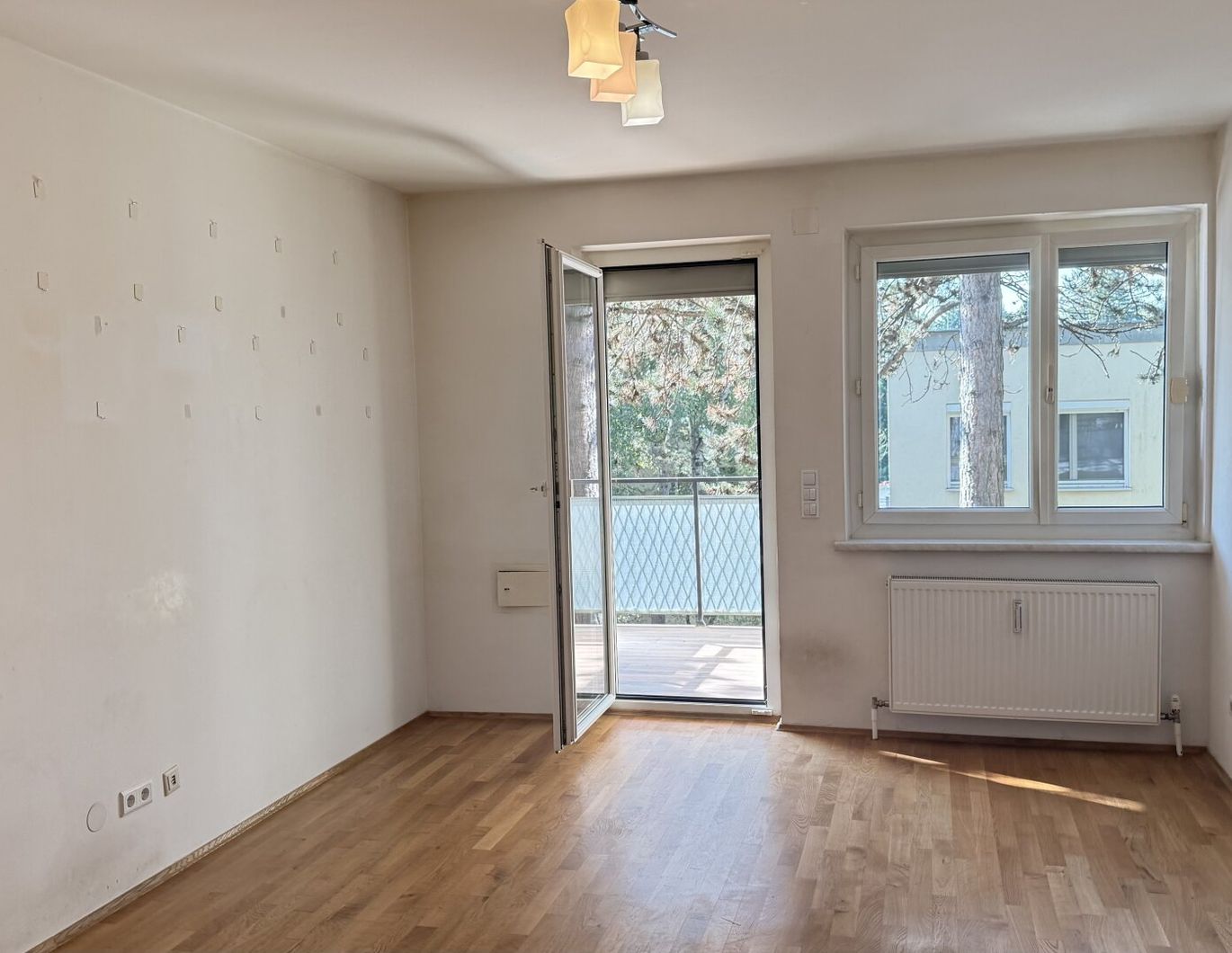Baumeistergasse: Zwei Zimmer (zenral begehbar) mit separater Küche und Balkon!