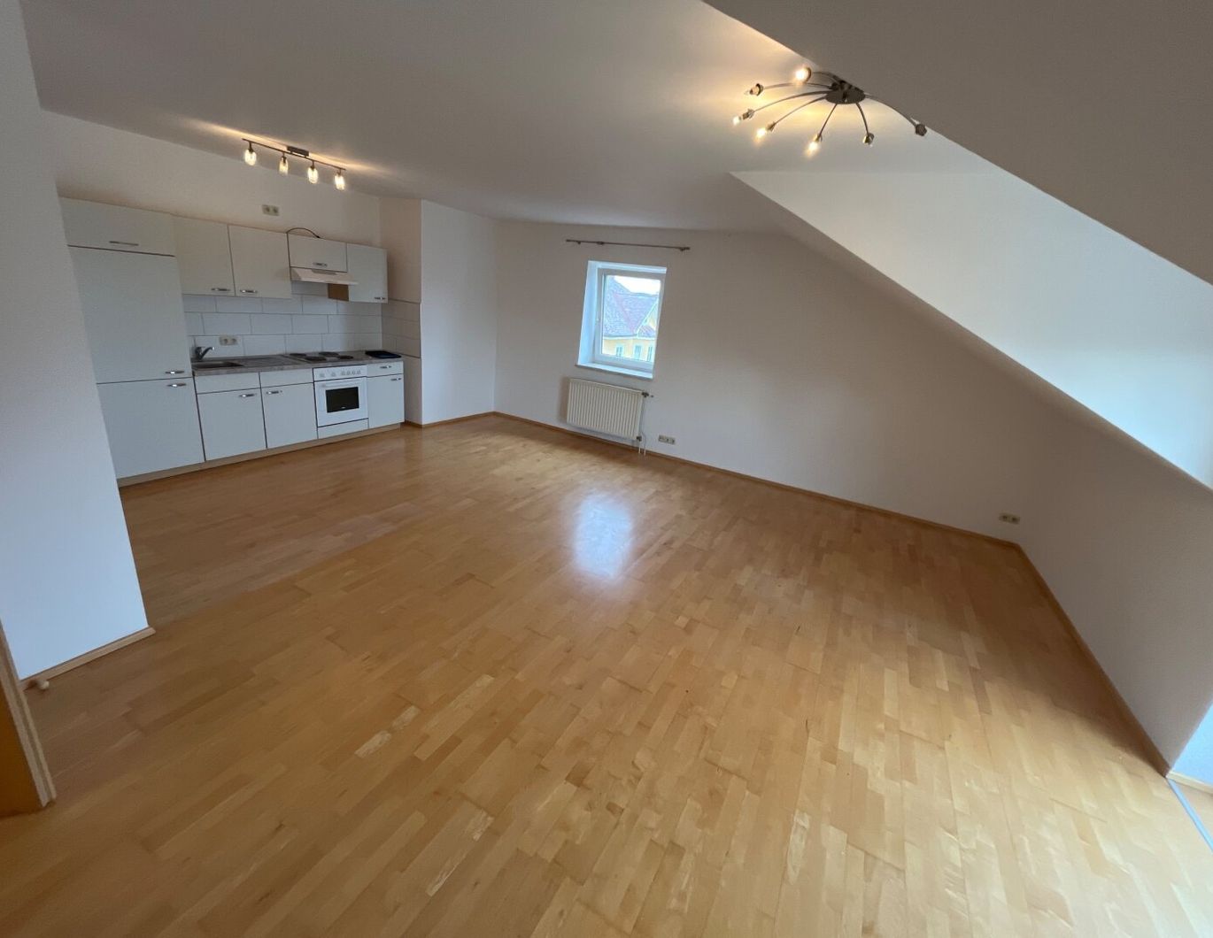 2-Zimmerwohnung mit Einbauküche und kleinem Balkon.
