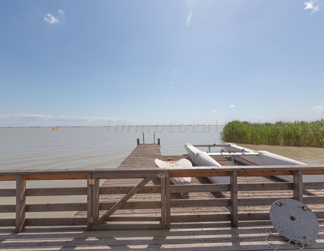 Flachdach-Seehütte in Toplage am offenen See