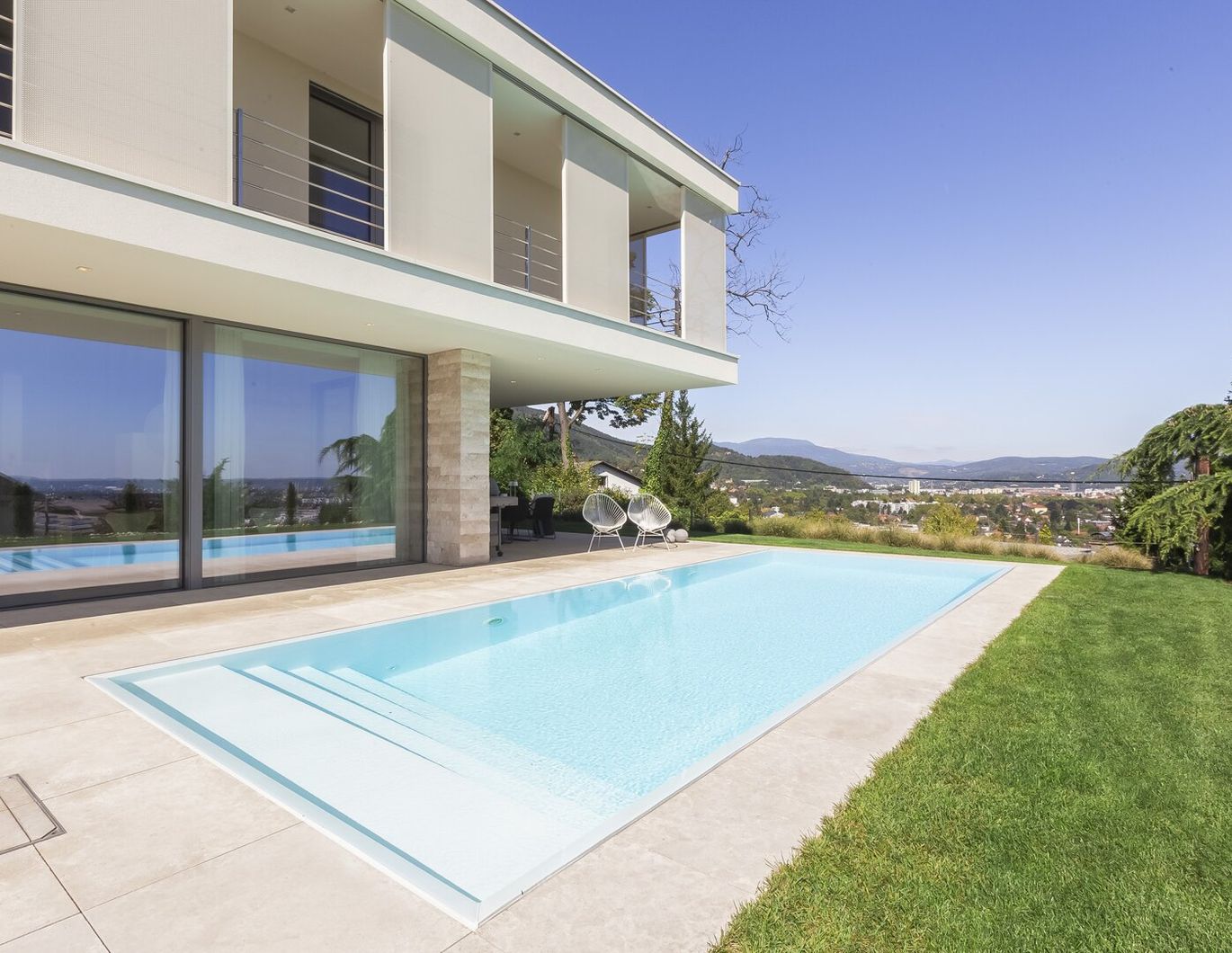 WOHNEN AUF HÖCHSTER EBENE - Einzigartiges Anwesen mit Pool und atemberaubendem Panoramablick über die Stadt bis hin zum Schlossberg