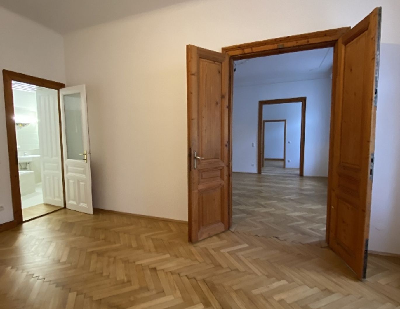 Großzügige 3,5 Zimmer Altbauwohnung im 3. Liftstock Nähe Tigerpark