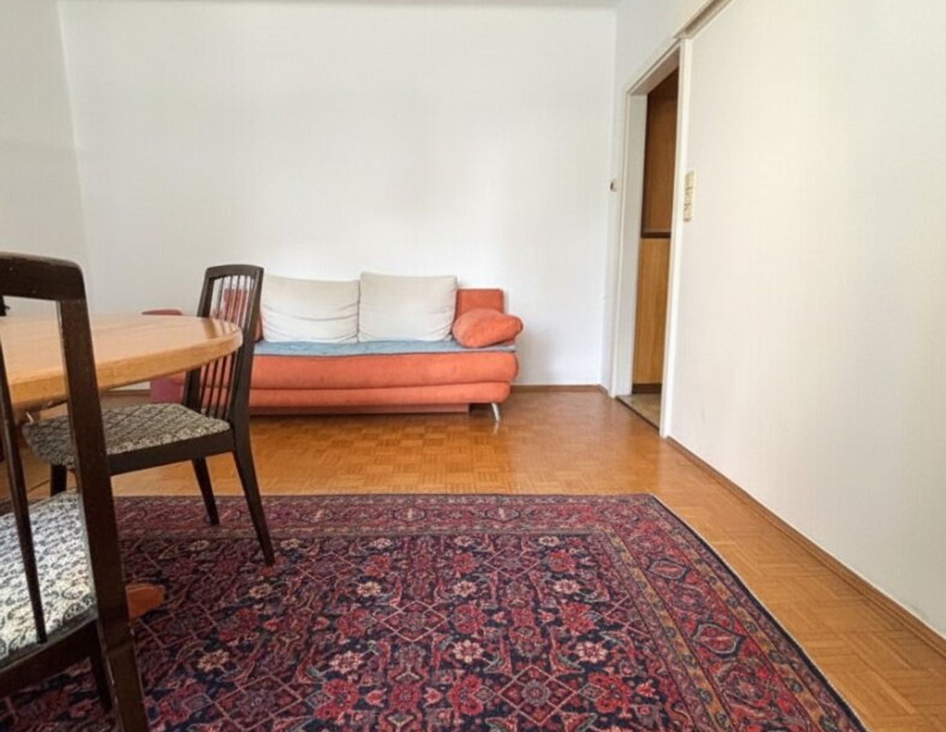 Gemütliche möbelierte 2-Zi-Wohnung mit Balkon, Parkplatz & Grünblick in 8045!