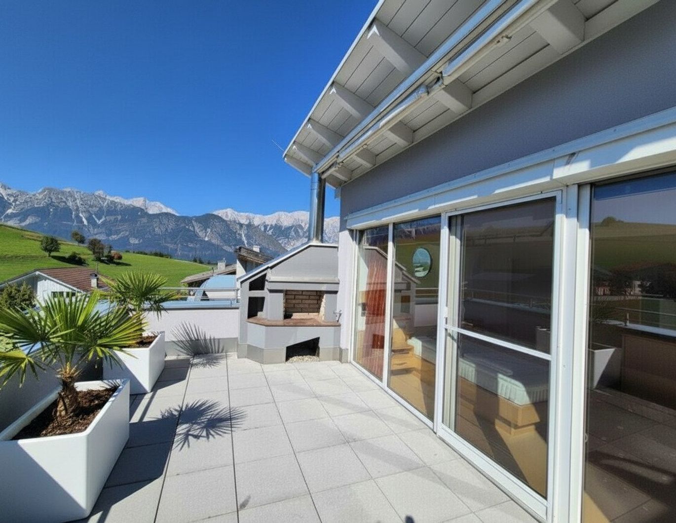 Luxuriöse Haushälfte mit Dachterrasse,Balkon und Gartenterrasse nähe Golfplatz .