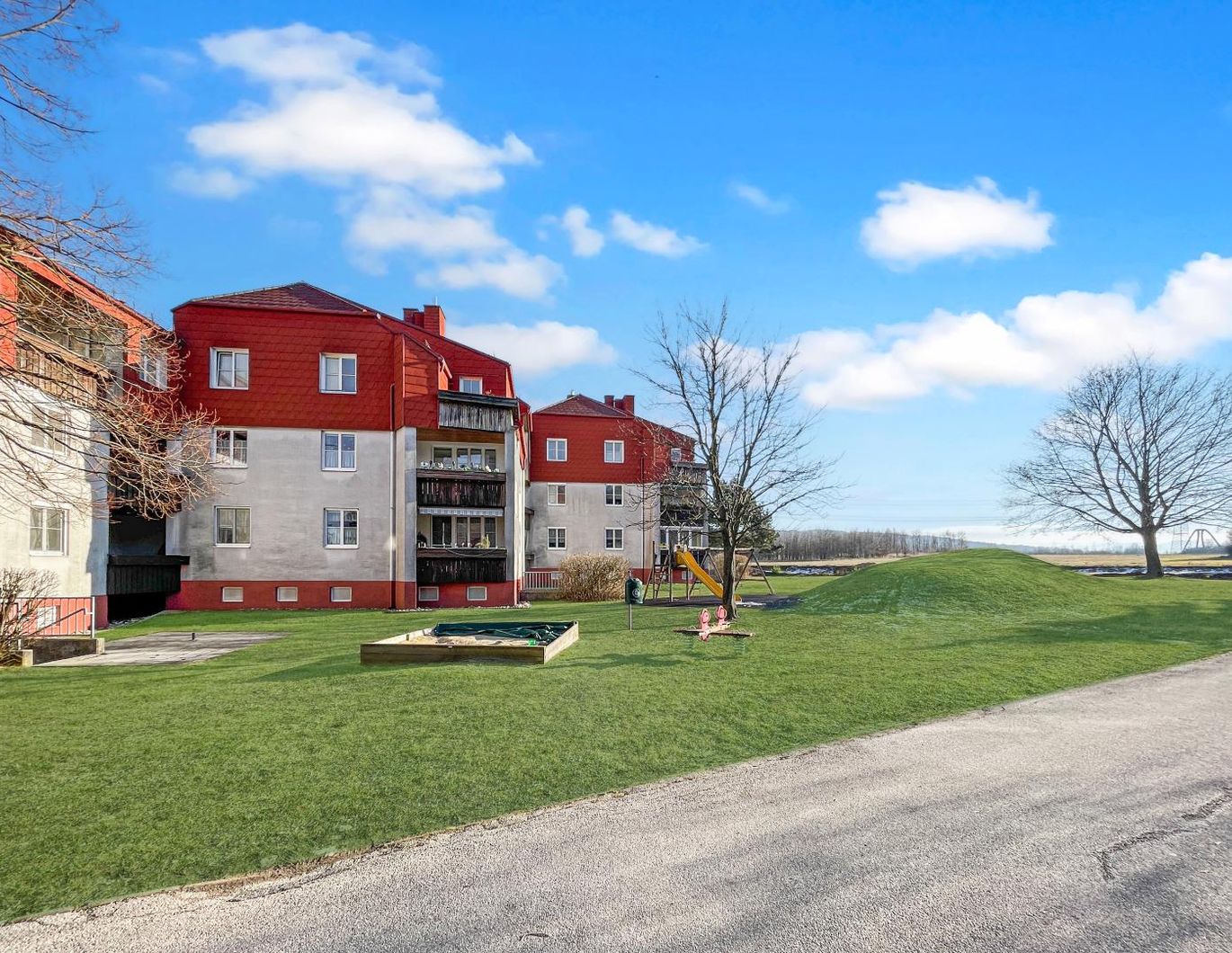 NOCHMALIGE PREISREDUKTION!!! Großzügige Wohnung mit Loggia 3 Zi, (4.möglich) + Carport!