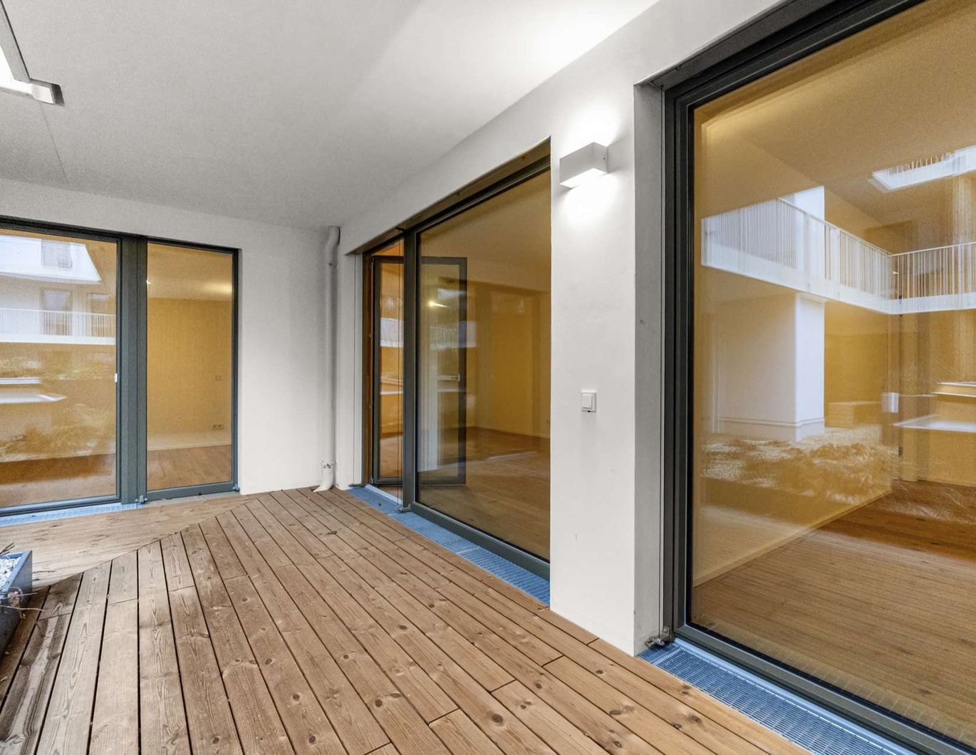 +++ERSTBEZUG+++ Ruhige 3-Zimmer-Neubauwohnung mit südseitiger Hofloggia