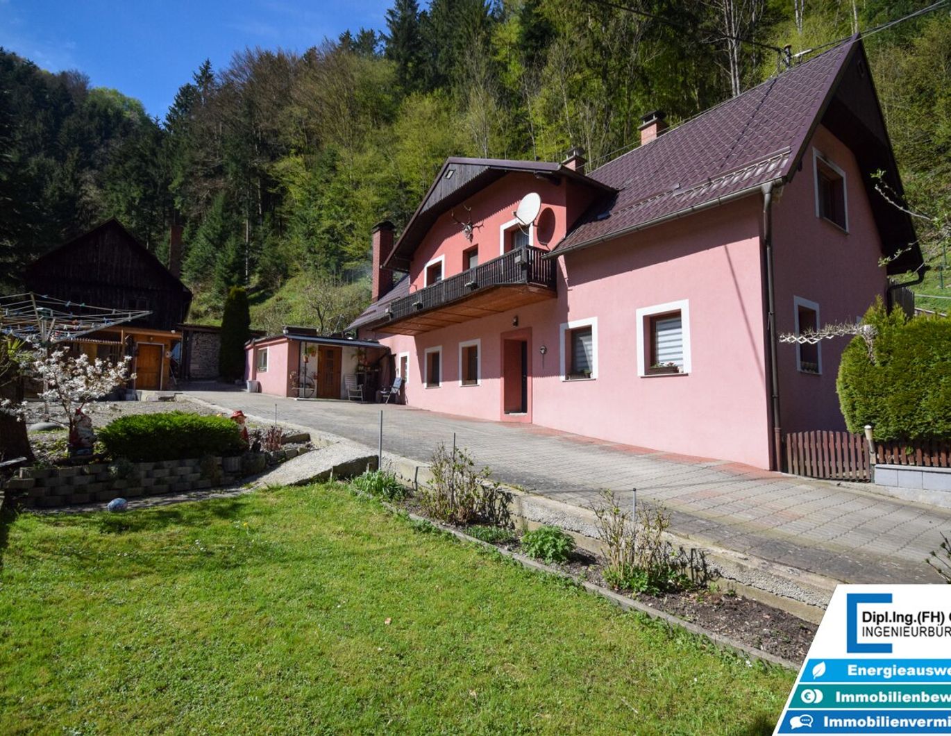 Großzügiges, kernsaniertes Wohnhaus mit 157m² WFL, 1234m² Grund und 3-fach Carport