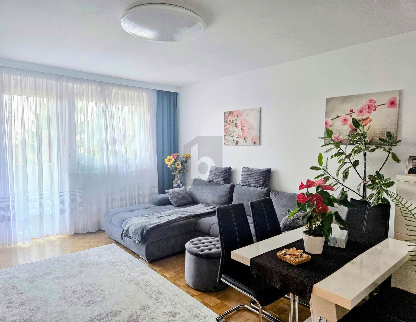 ELEGANT MÖBLIERT, MODERNISIERT UND PERFEKT GESCHNITTEN, MIT BALKON, TIEFGARAGENPLATZ UND VIEL KOMFORT