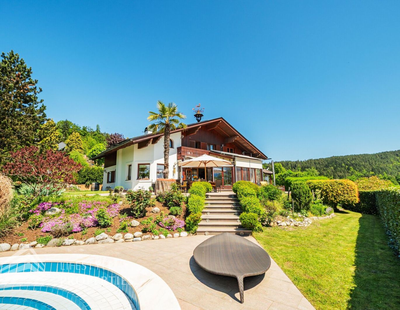 Prachtvolle Villa mit Pool und Garten mit Blick auf den Wörthersee und die mächtigen Karawanken
