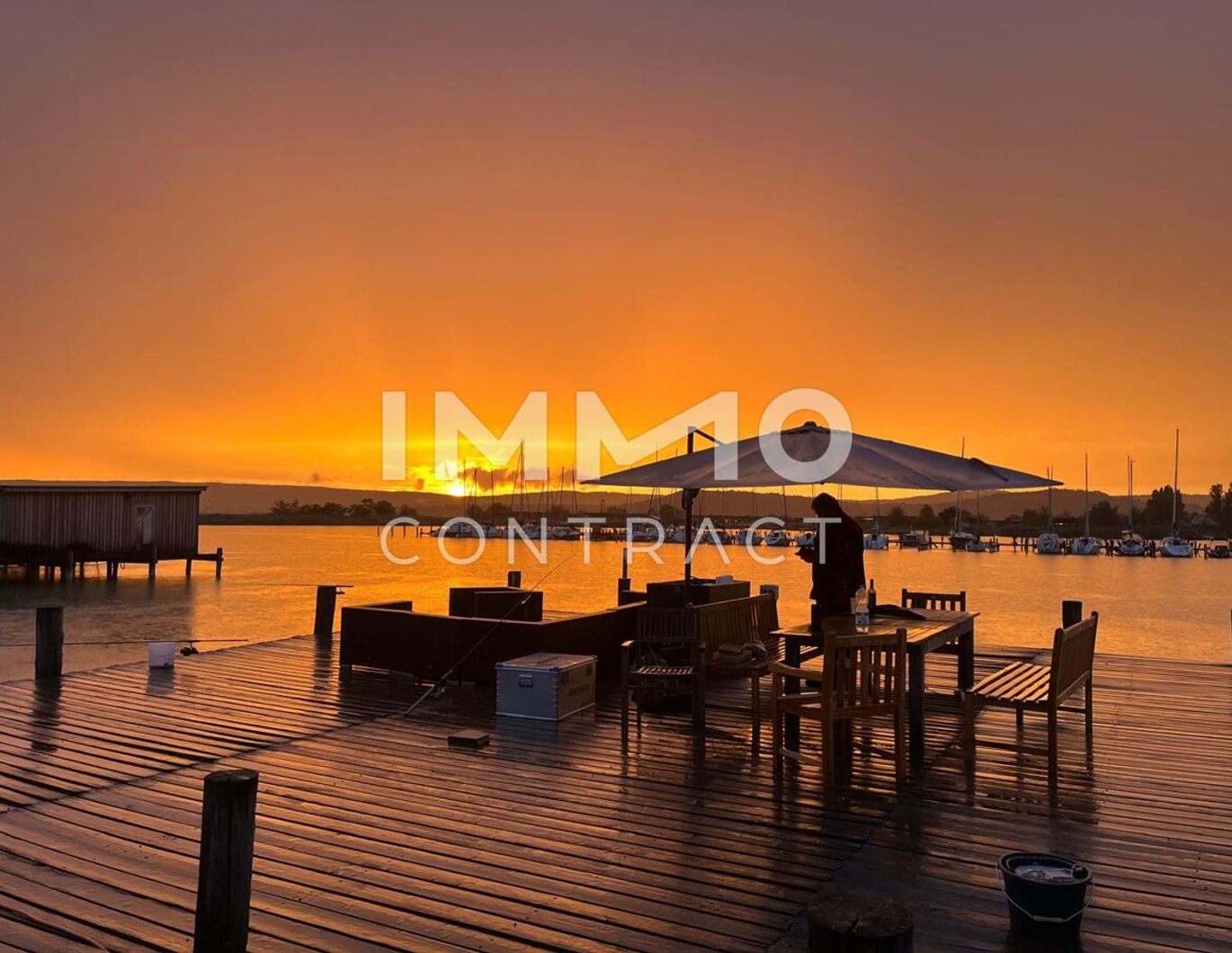 Bootshaus mit Garage, Kran, Wohnflächen und Terrassen mitten am See