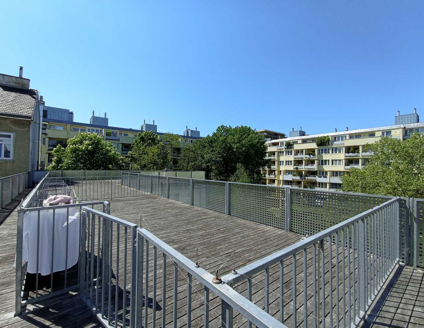 Sonnendeck-Terrasse im Innenhof, traumhafte 2-Zimmer Neubauwohnung
