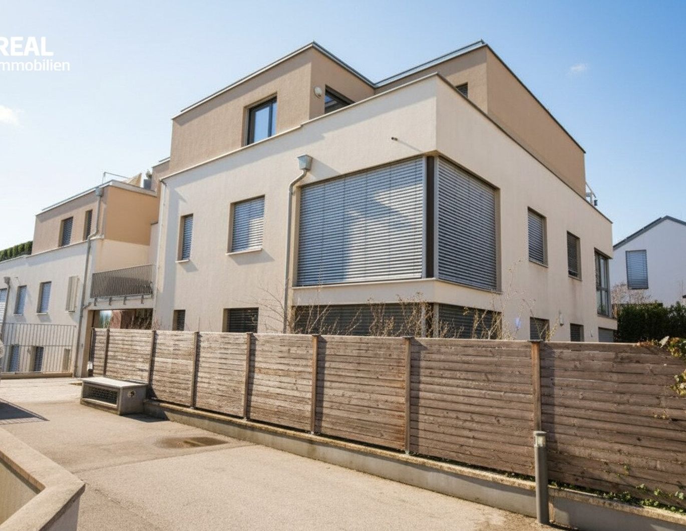 Hochwertige DG-Wohnung in Gießhübl mit 2 Terrassen in ruhiger Lage zu mieten!