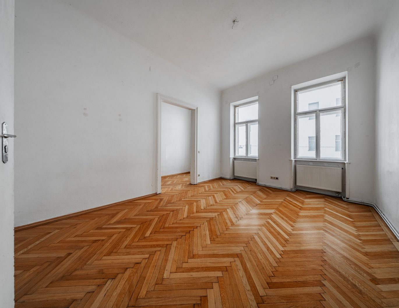 Historischer Flair in exklusiver Lage: 2-Zimmer-Altbau mit Potenzial