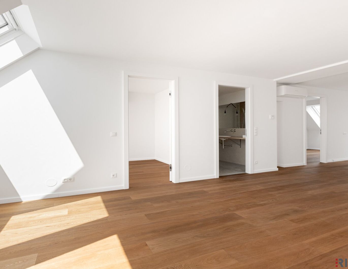 Anlegerhit Nähe Mariahilfer Straße - rund 3,1% Rendite - DG Wohnung mit Balkon inklusive Küchenzeile - ohne direktem vis-a-vis und traumhaftem Parkblick