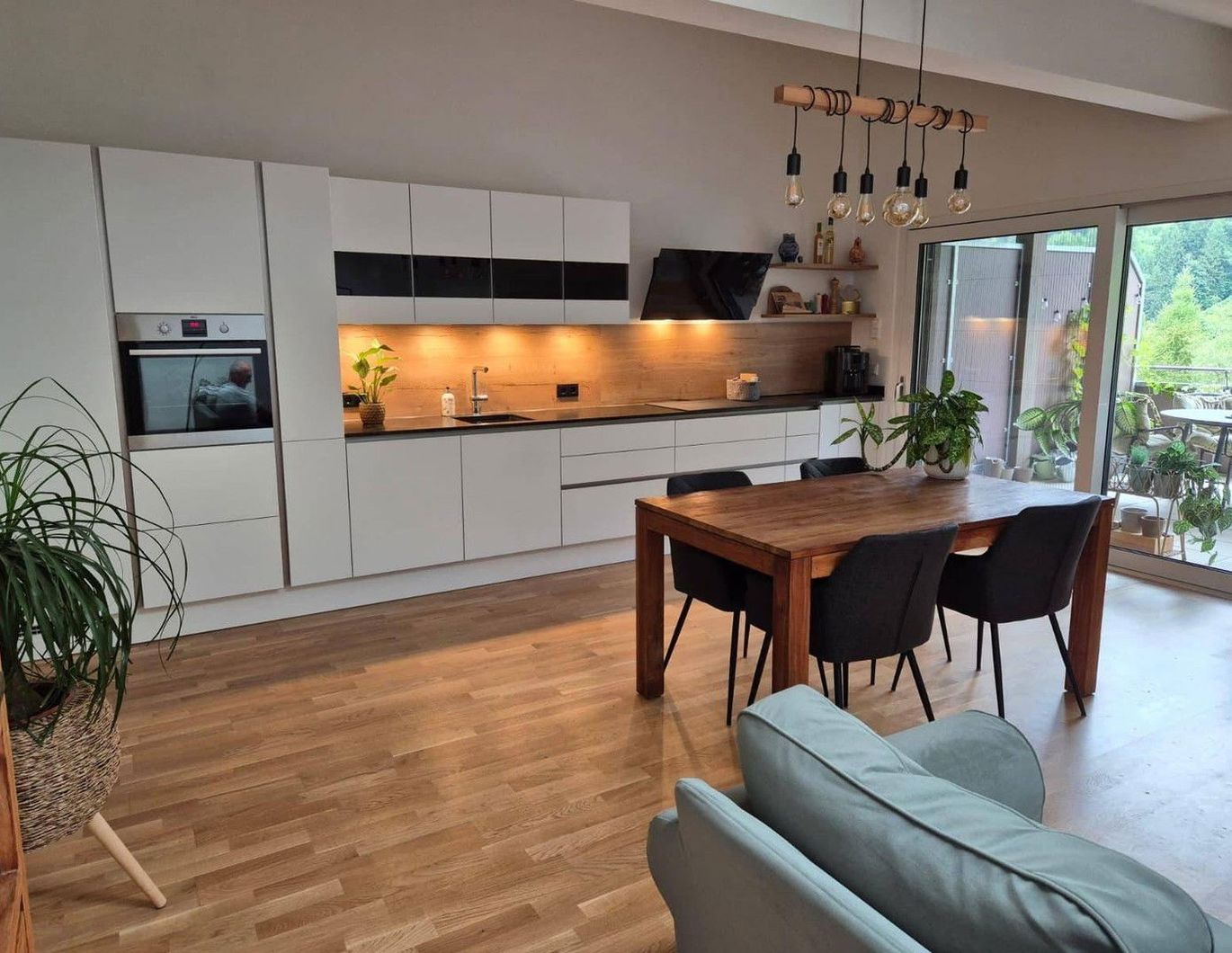 neuwertige Penthousewohnung mit Traumküche zu vermieten