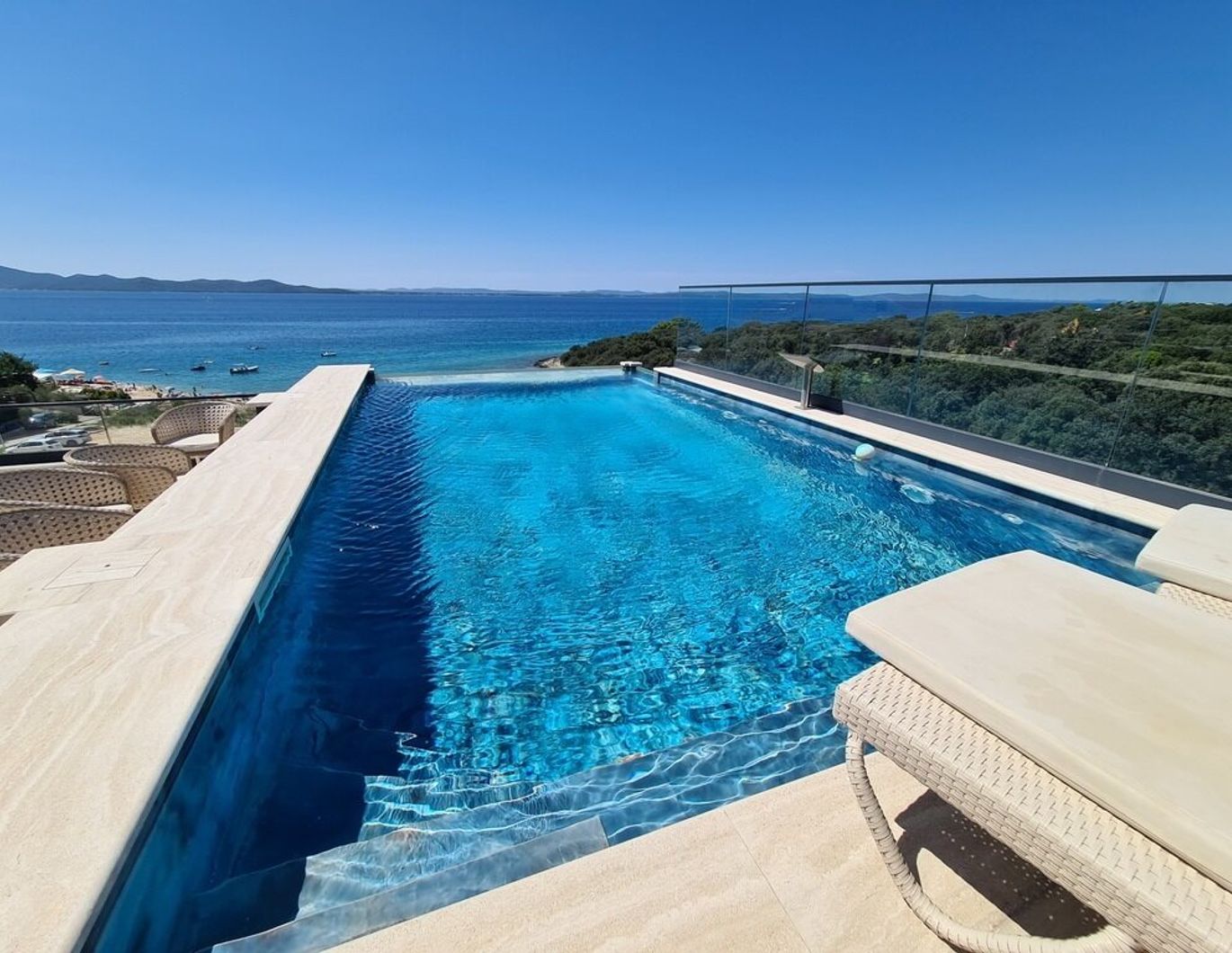 Exklusives Penthouse mit Pool und Dachterrasse in erster Meeresreihe