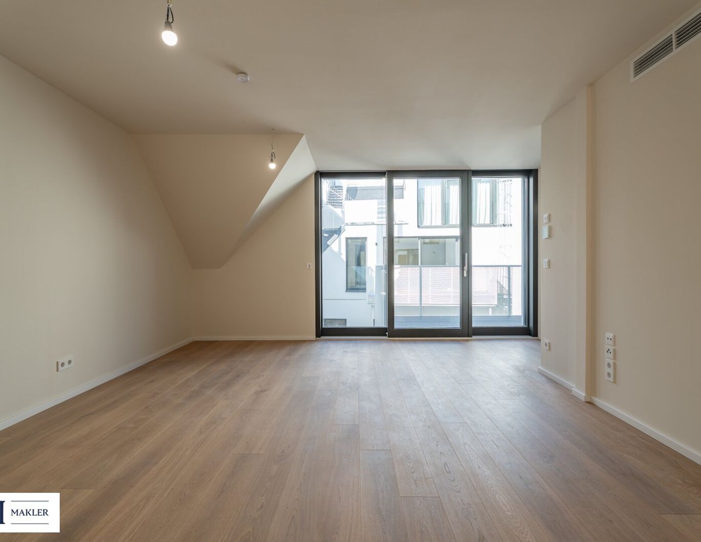 2-Zimmer-Wohnung mit Balkon über den Dächern