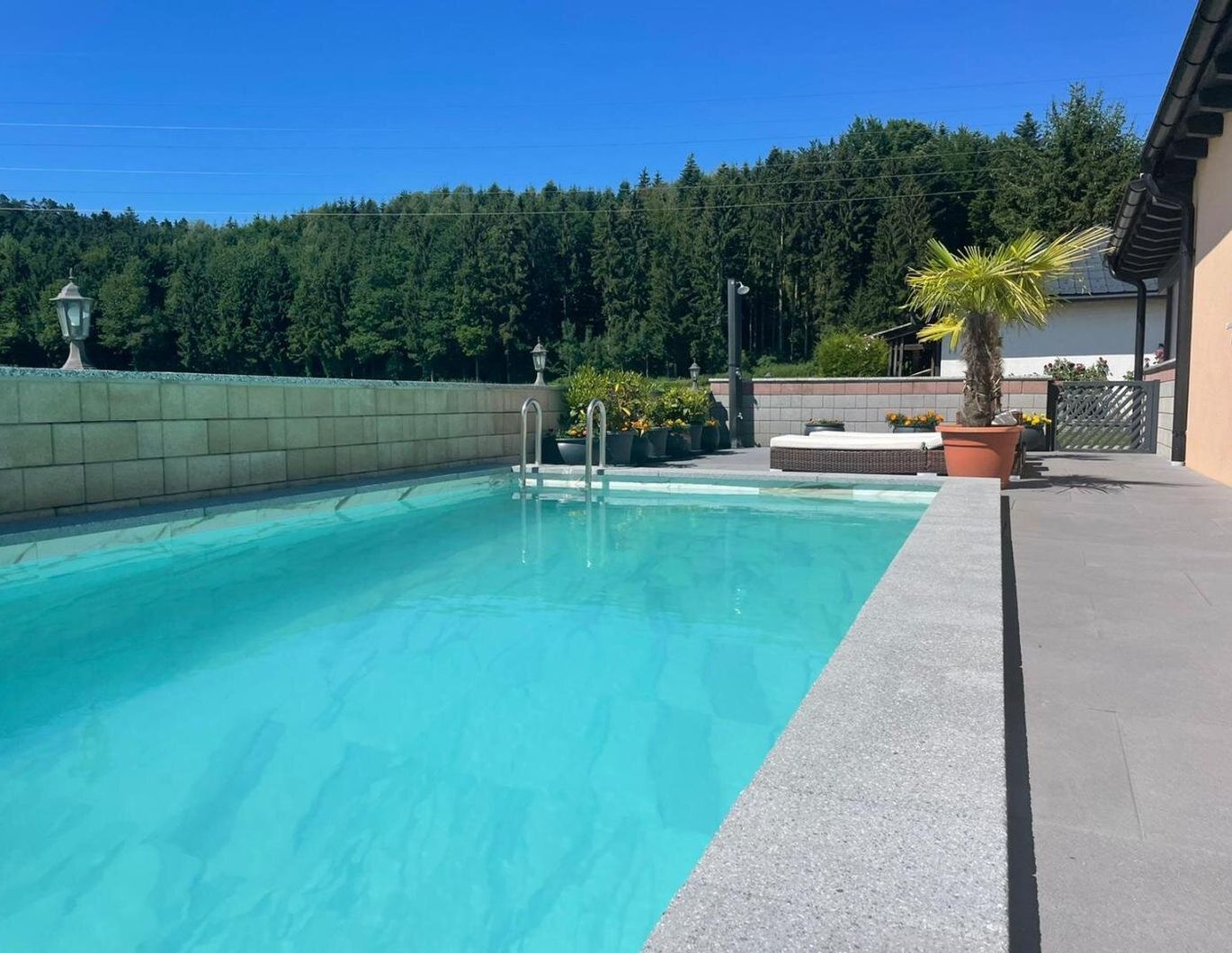 Luxuriöses Wohnen...Traumhafte EG-Wohnung mit Pool und Teich   ‍♀️