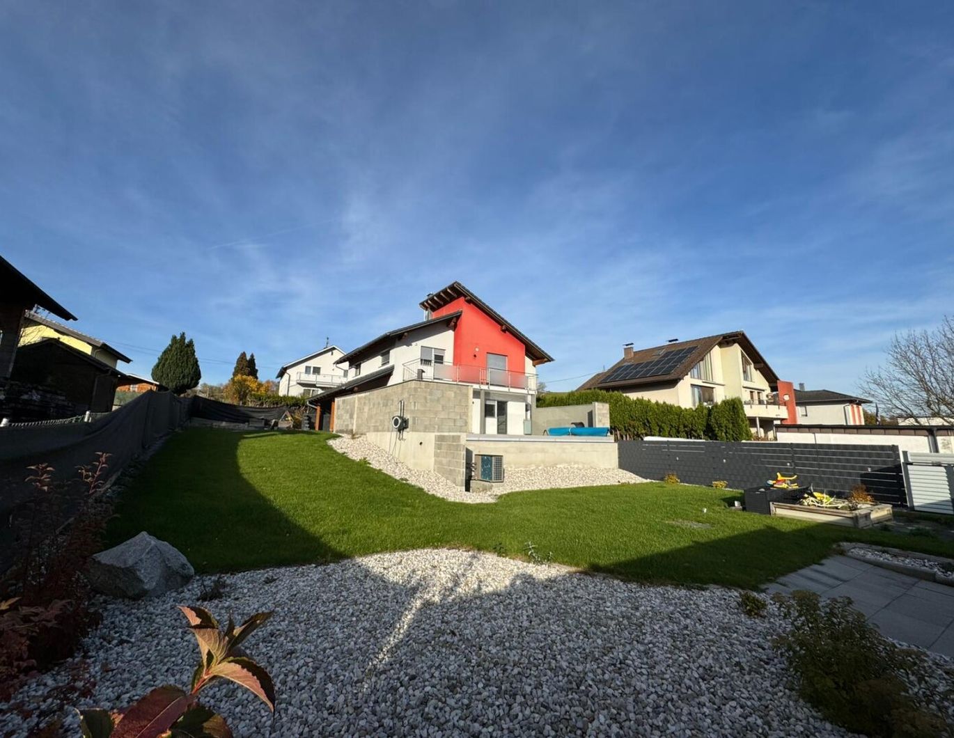 ACHTUNG !! Modernes Einfamilienhaus in Offenhausen: ca150 m², Garten, Pool, Balkon und viel Platz!