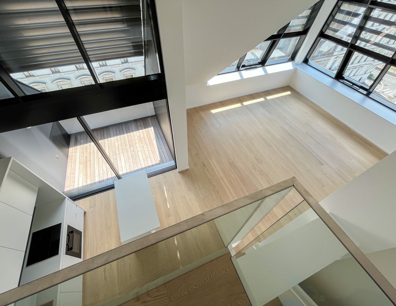 Generalsanierte 4-Zimmer-Dachgeschoß-Maisonette-Wohnung mit 3 Terrassen - zu mieten in 1010 Wien