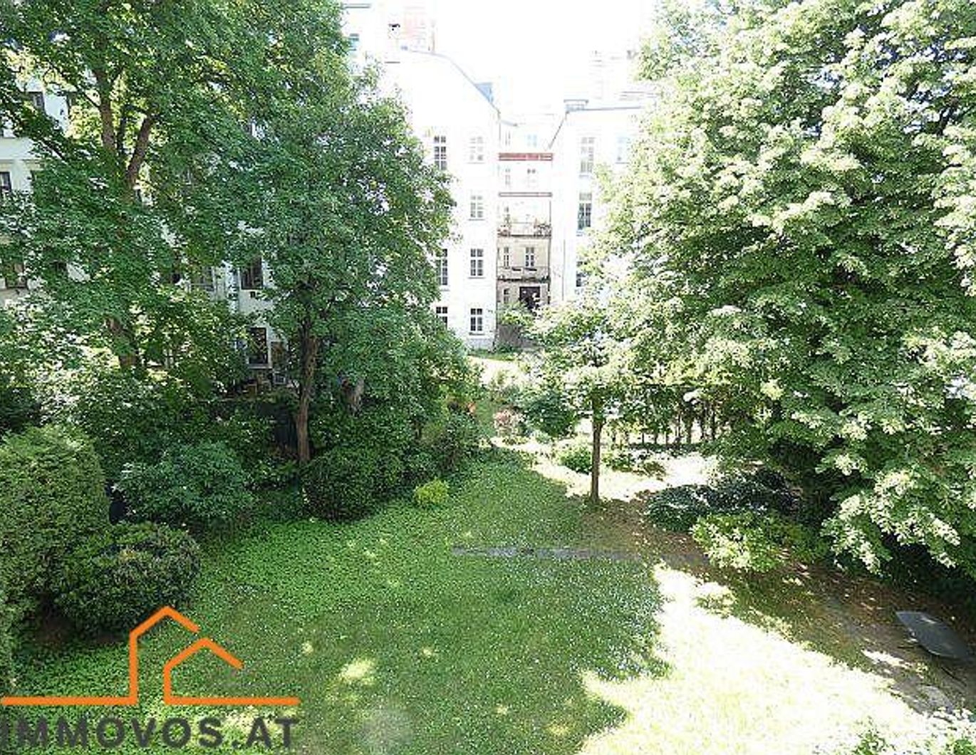 GARTENSEITGE Altbauwohnung am Schottenfeld. Fantastische Aussicht - Perfekt für Paare, großzügiger Raumplan