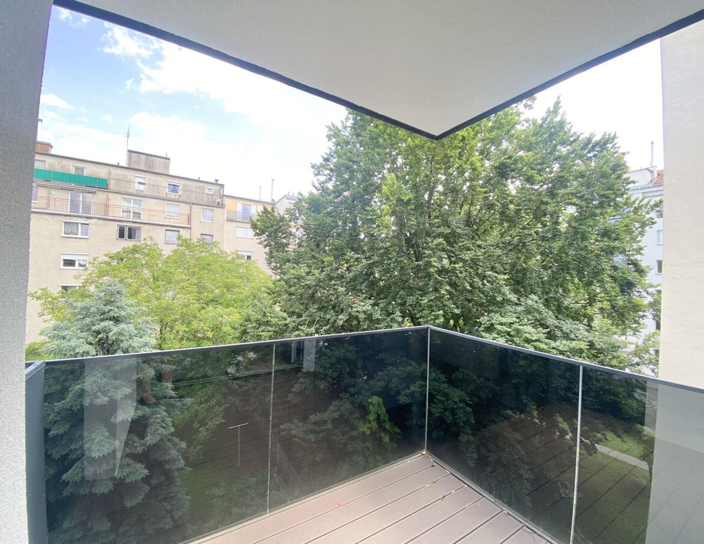 BALKON mit Grünblick - 3 Zimmer Wohnung Nähe Aupark - 2 bedroom Apartment with balcony