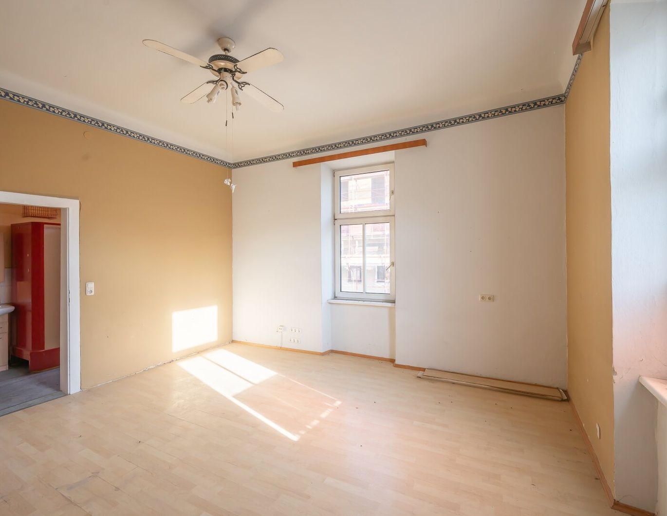 ++Q18++ Renovation-required 2.5-room old building flat with great conversion potential
