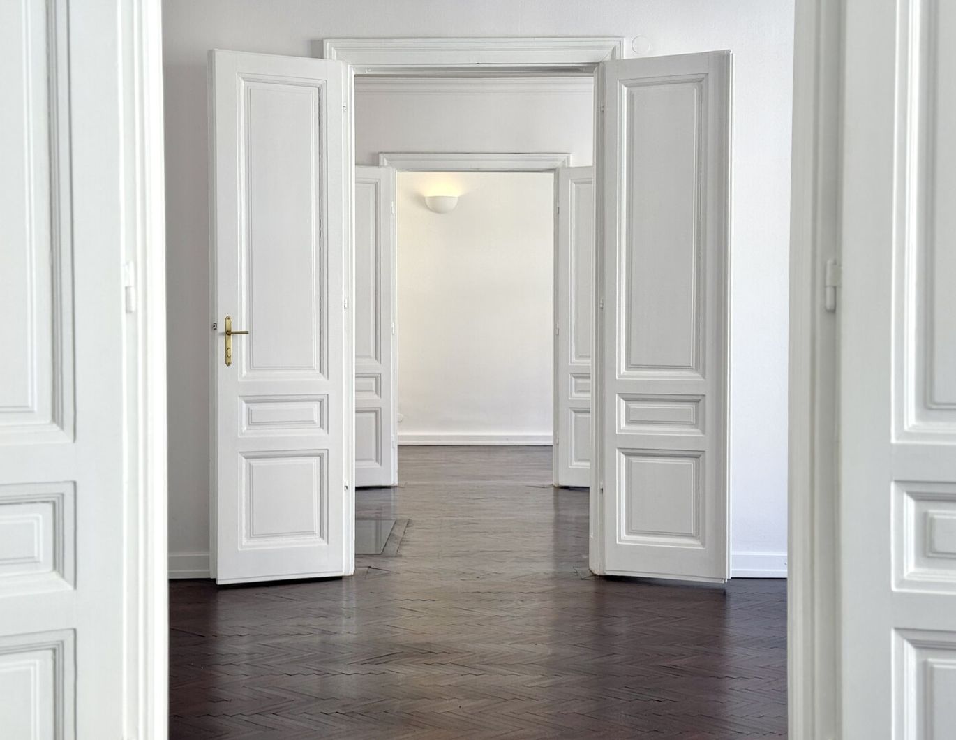 ALTBAU - PRACHTSTÜCK! DRITTEN LIFTSTOCK in TOPMIKROLAGE nächst CITY, DONAUKANAL und PRATER! Balkon-Zubau möglich!