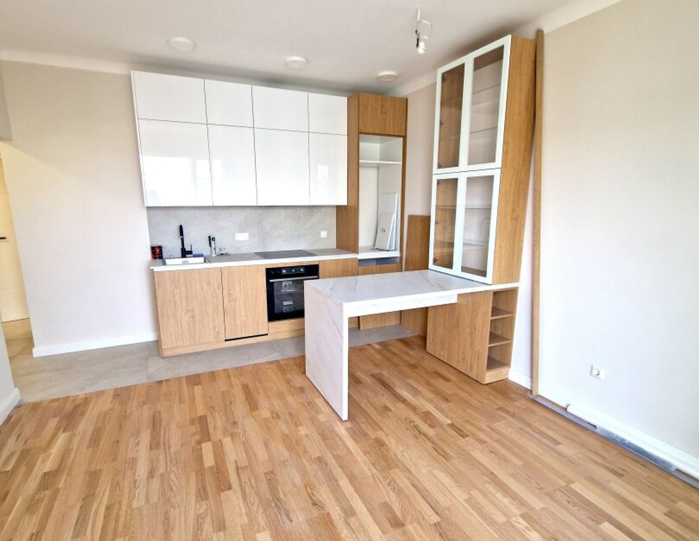 -=SETAGAYAPARK=- Schöne, 2-Zimmer-Wohnung mit hochwertigen Sanierung !!!