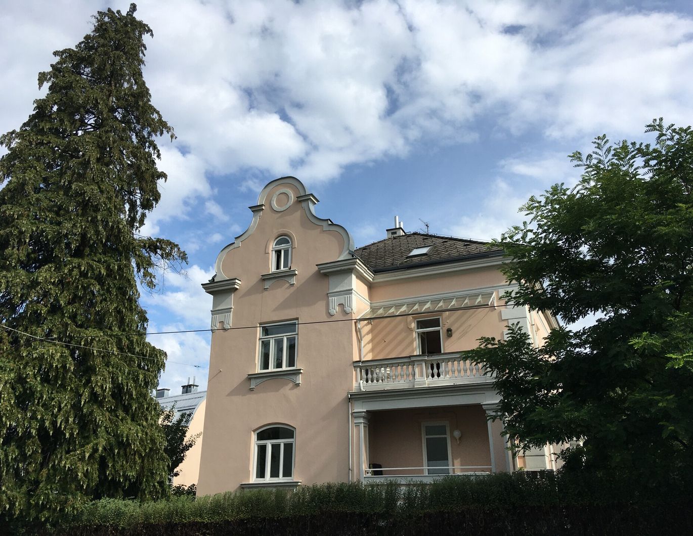 Wohnung in Villa mit Balkon und Autoabstellplatz!