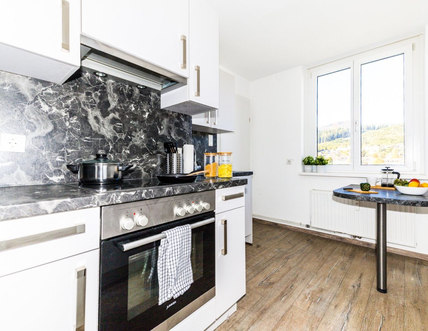 AB 01.04.2026 VERFÜGBAR I BALKON I ZENTRALE LAGE I MODERN SANIERT I TOP KÜCHE I HAUSTIERE WILLKOMMEN I WG GEEIGNET I BADEWANNE I PROJEKT WOHNEN I