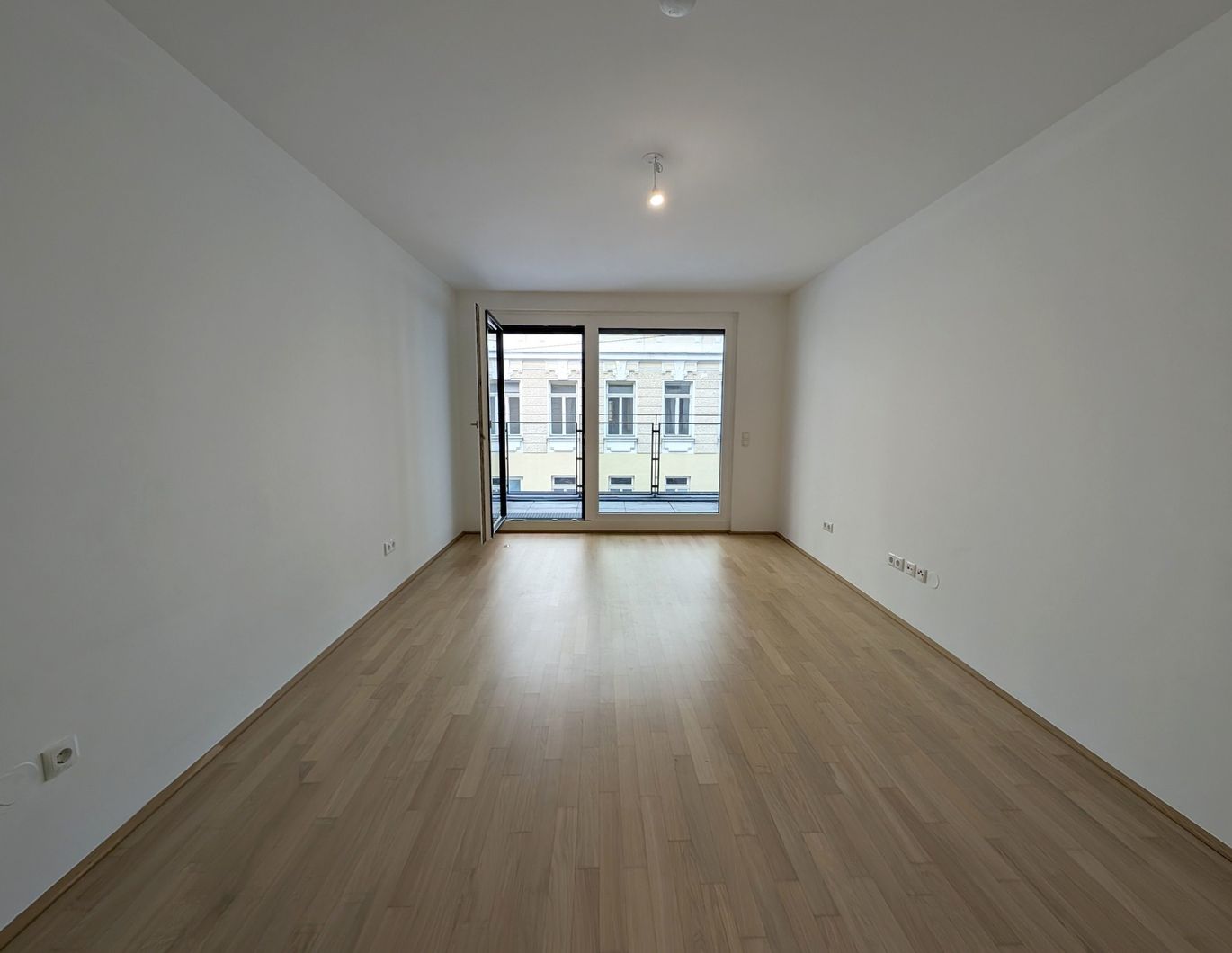 Erstklassige 3-Zimmer Wohnung mit Loggia beim Haus des Meeres in 1060 Wien zu mieten