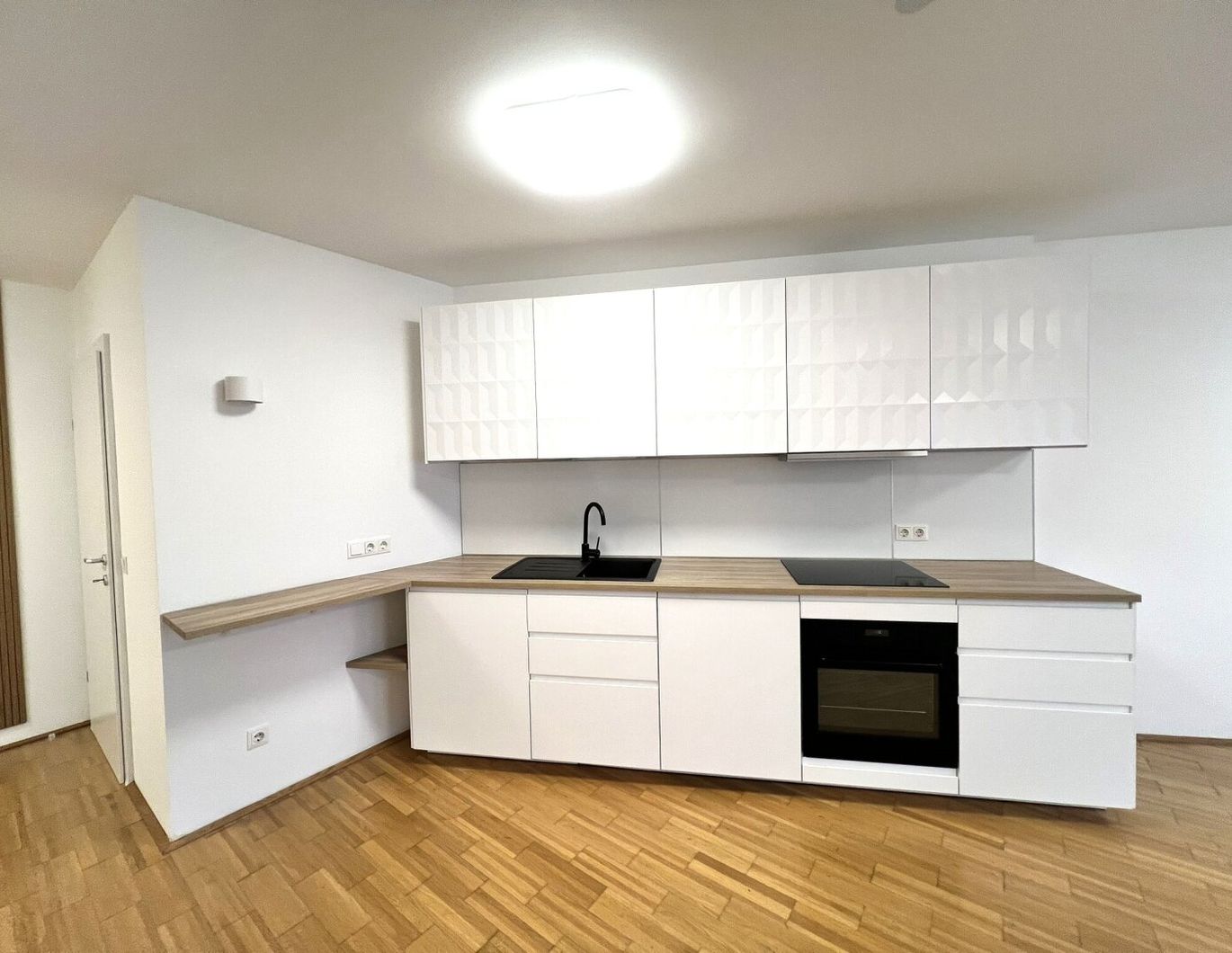 Schone, helle und ruhige 3-Zimmerbalkonwohnung im 23. Bezirk nahe U-Bahn inkl. PKW-Stellplatz (!)