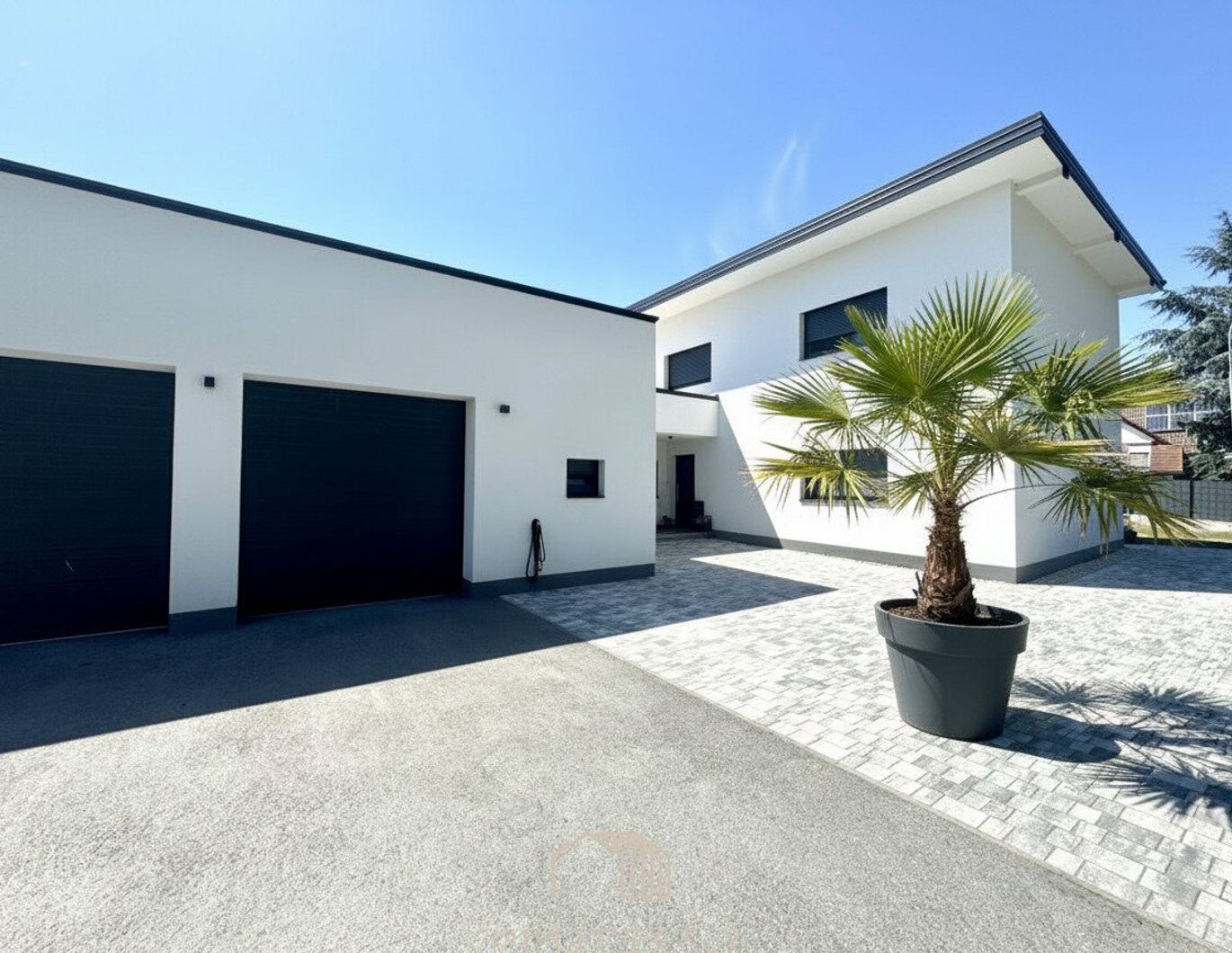 RUHE UND NATUR: Geräumiges Einfamilienhaus mit Doppelgarage und viel Stauraum