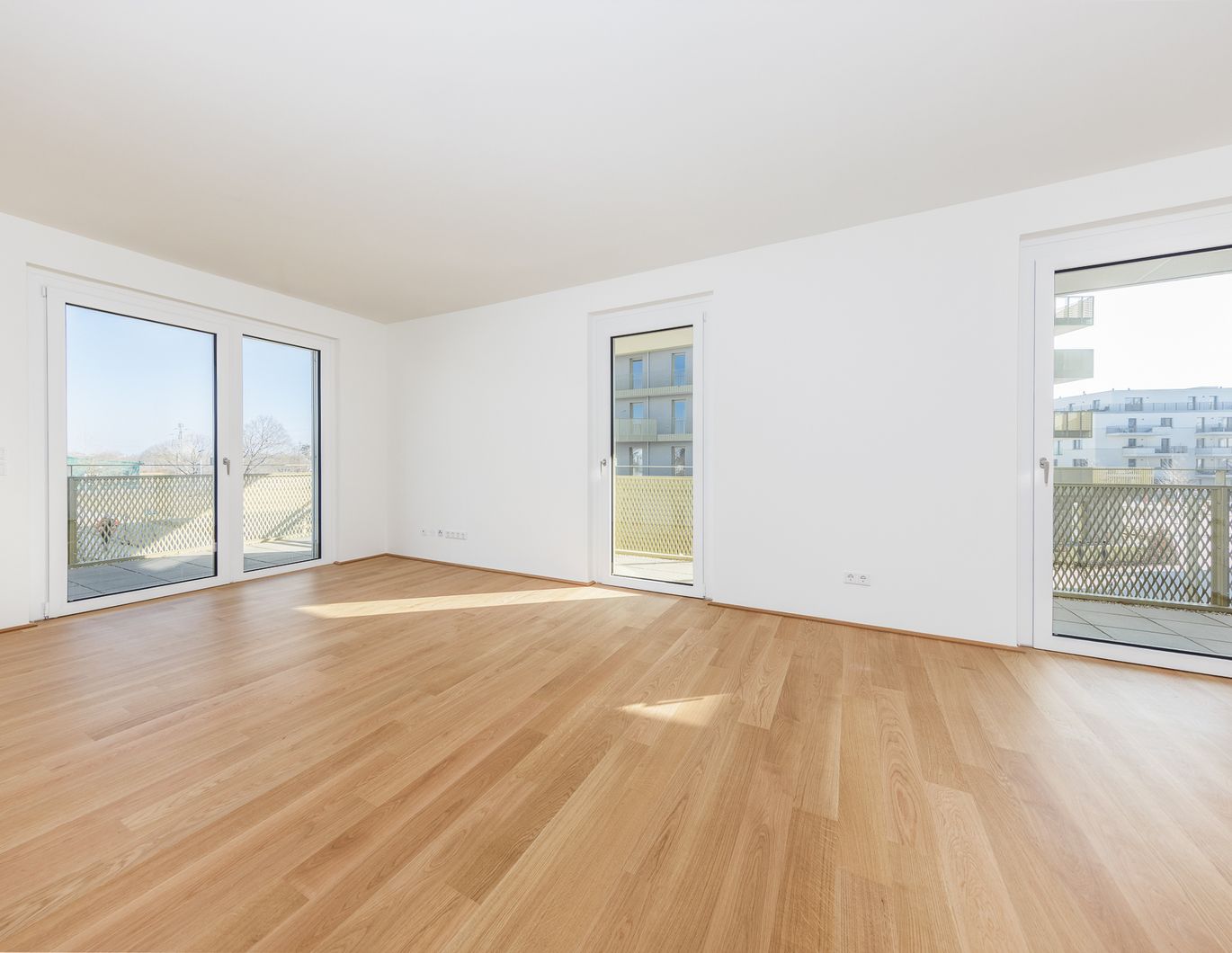 Neubau-Erstbezug mit großzügigen Außenflächen im Grünen