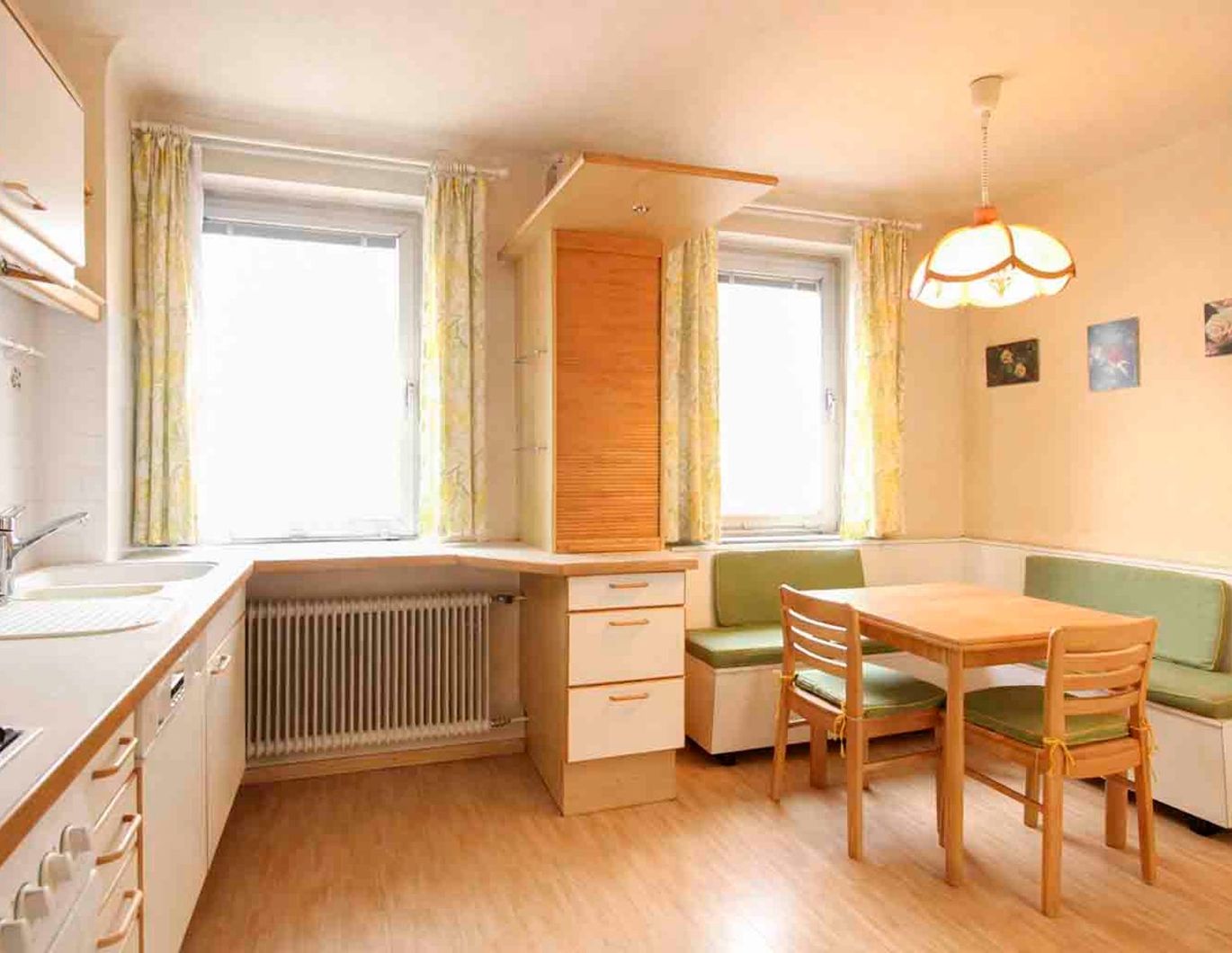 Gemütliche 2-Zimmer-Wohnung mit PKW-Stellplatz und verglaster Loggia - ideal für Paare & Familien