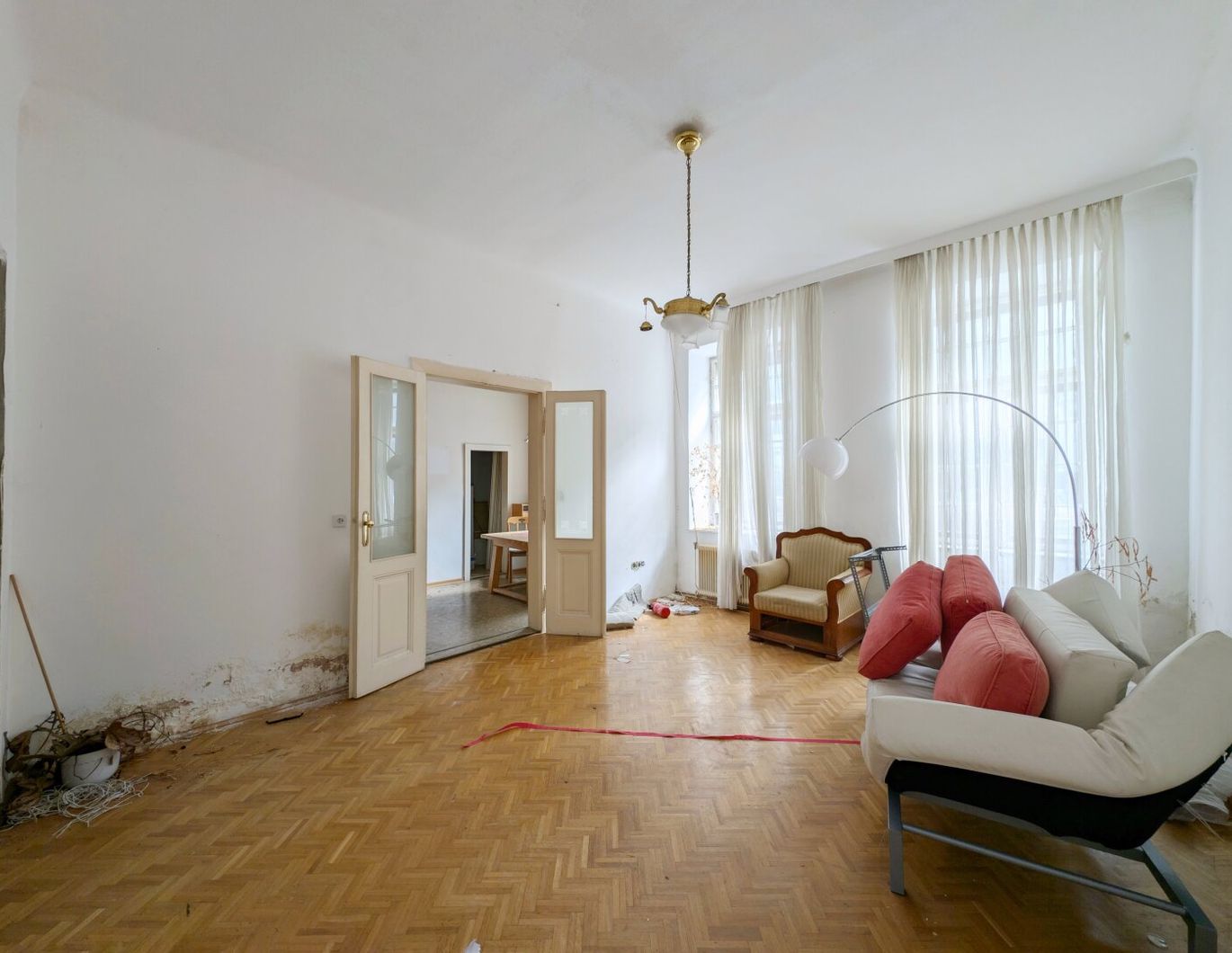 ++NEU++ Sanierungsbedürftige 2-Zimmer Altbau-Wohnung im Erdgeschoss - großes Umbau-Potential