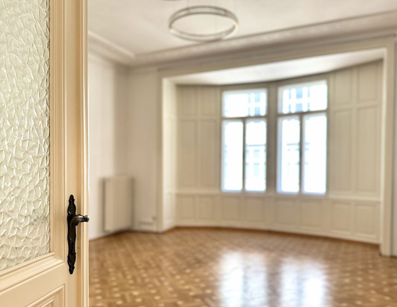 Nähe Stadtpark: Großzügige 137 m² Altbauwohnung mit kleinem Balkon
