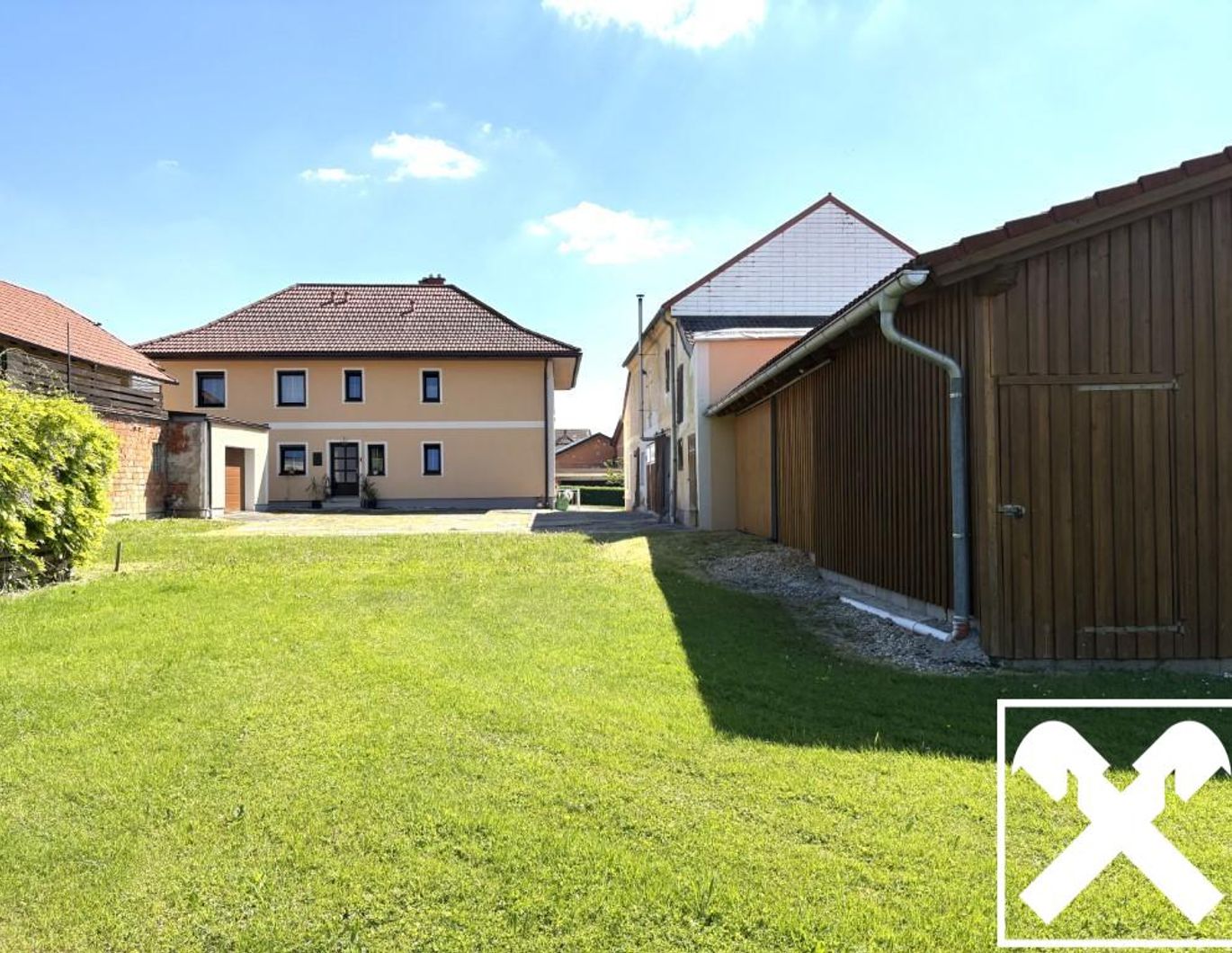 Großzügiges Ein- oder Zweifamilienhaus mit mehreren Nebengebäuden in zentraler Lage