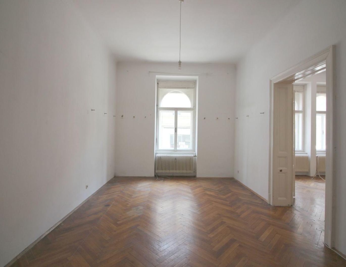 GROSSZÜGIGE ALTBAUWOHNUNG IN TOP-LAGE NAHE KAISER-JOSEF-PLATZ - IDEAL ALS WOHNUNG ODER BÜRO