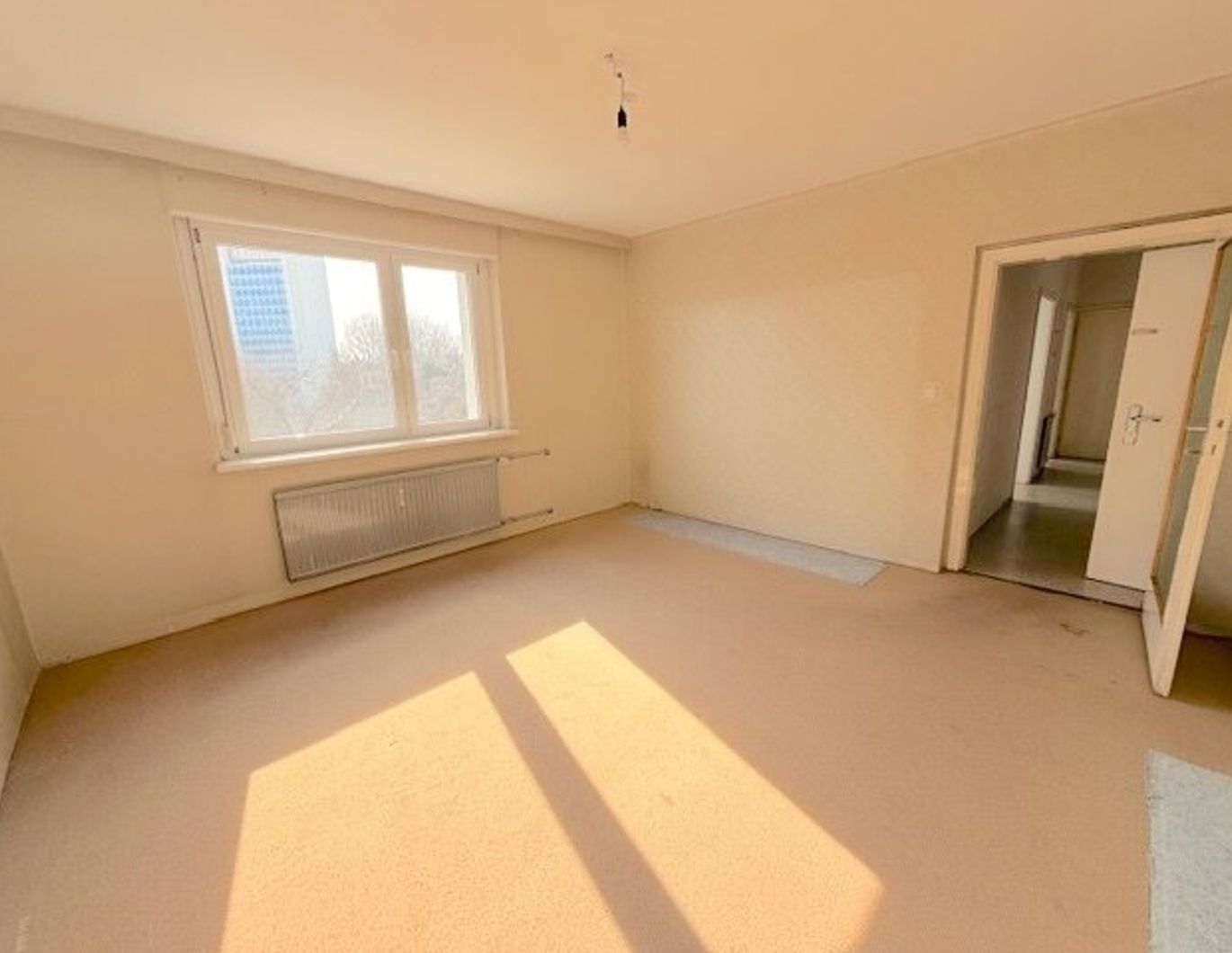 PROVISIONSFREI VOM EIGENTÜMER! UNSANIERTE 2-ZIMMER WOHNUNG MIT LOGGIA NÄHE FORSTHAUSPARK!