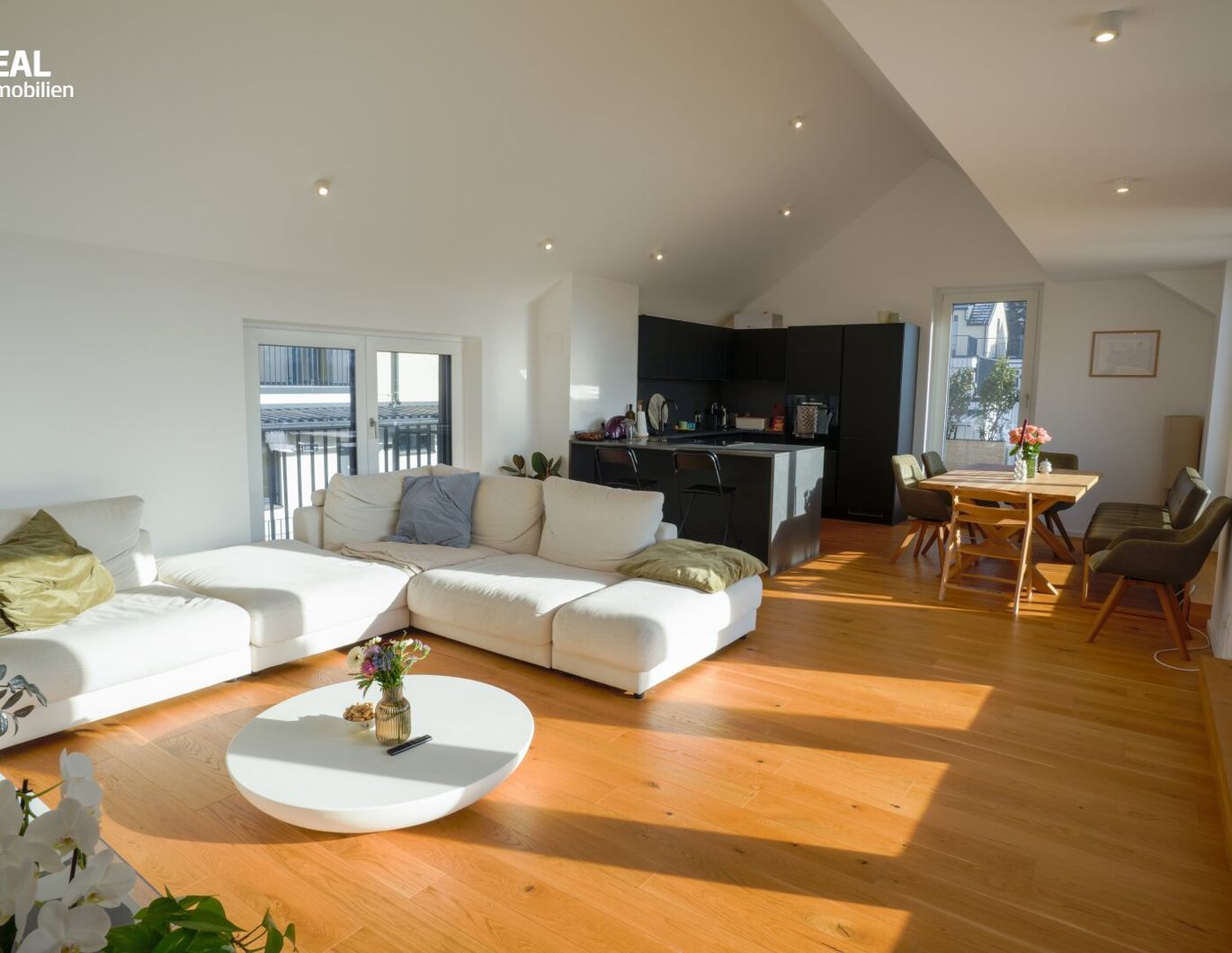 Raum für Leben & Leichtigkeit - großzügige 5 Zimmer-Maisonette mit Sonnenterrassen und unverbaubarem Grünblick