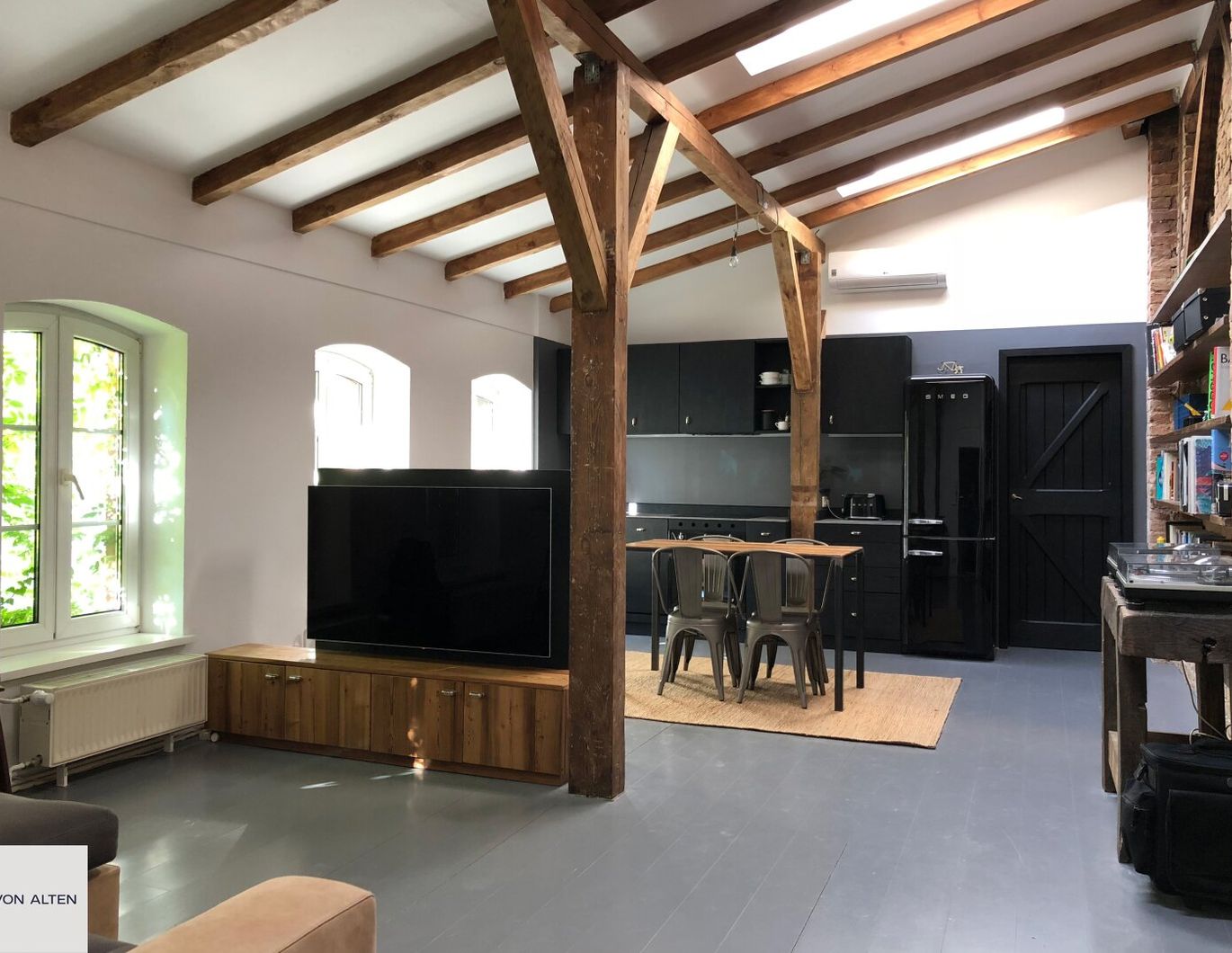 2025 generalsaniertes Haus - Charakterstarke, loftartige Wohnung mit Balkendecke am Planufer