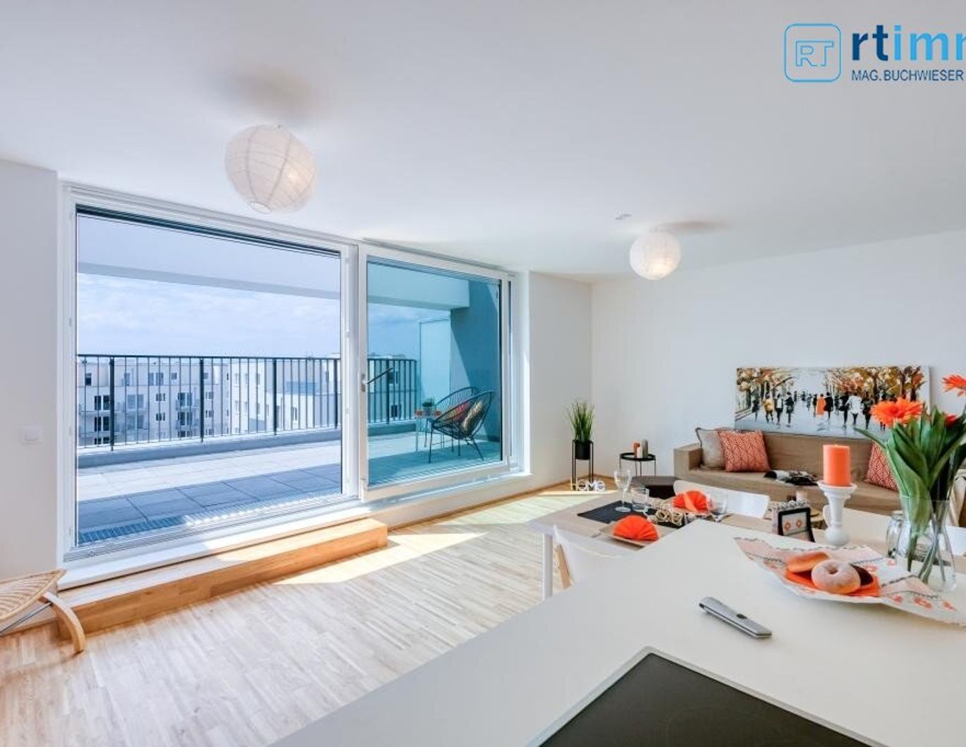 NEUWERTIGE DACHGESCHOSSWOHNUNG MIT GROSSER TERRASSE + GARAGENPLATZ + AIRCONDITION - U1 NÄHE