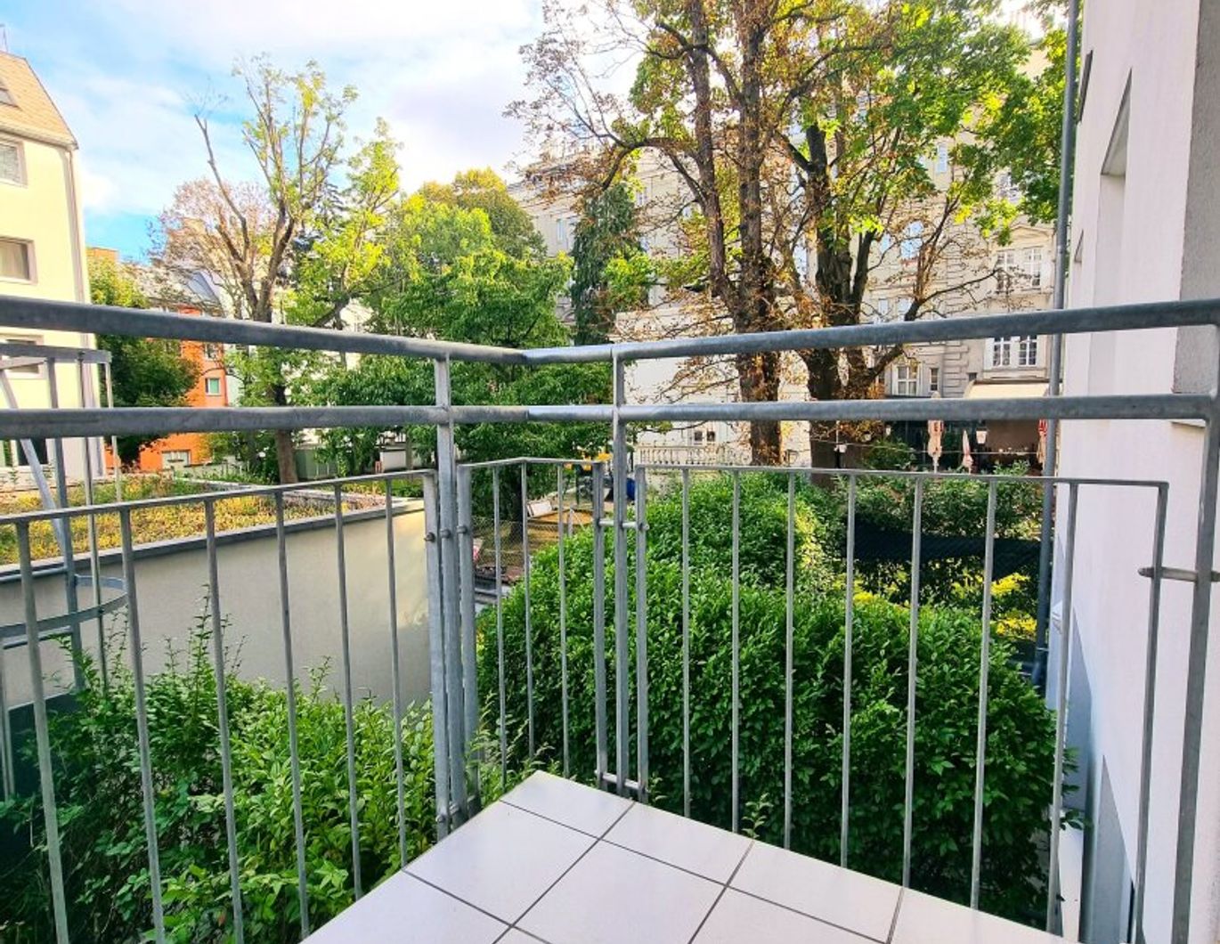 Klein wohnen - groß genießen! Hofseitige Neubauwohnung mit Balkon und Grünblick! Perfekte Raumaufteilung + Beste Vermietbarkeit + Garagenplatz optional! Jetzt zugreifen!
