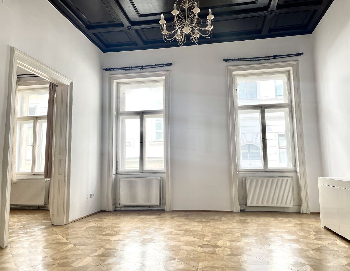 TRAUM ALTBAUWOHNUNG MIT TERRASSE DIREKT BEI KARLSKIRCHE