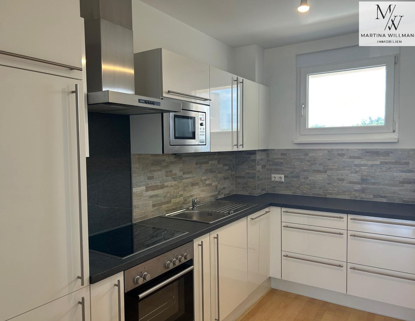 3 - Zimmer Wohnung mit 2 KFZ- Stellplätzen